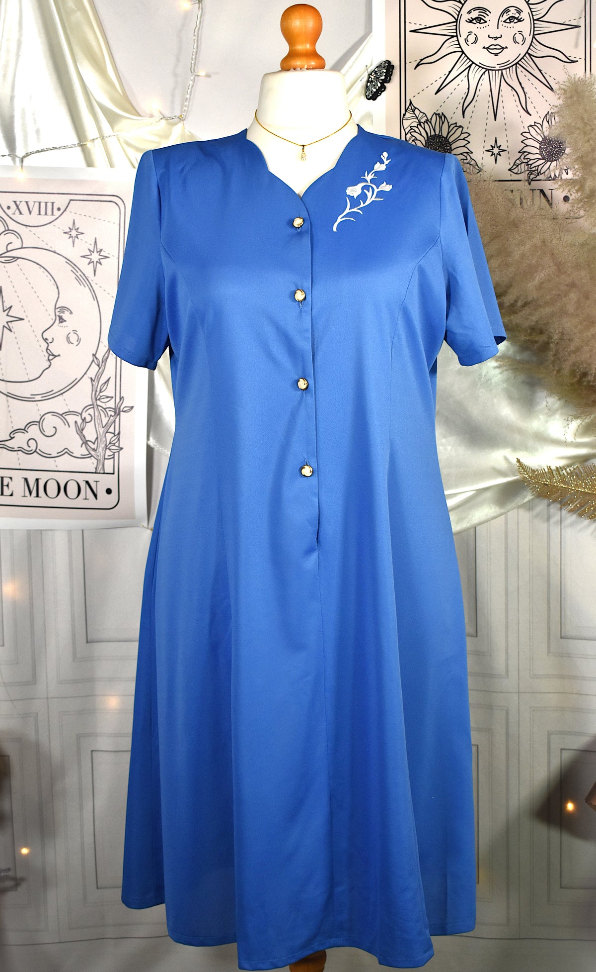 Robe bleue broderies florales blanches coupe patineuse