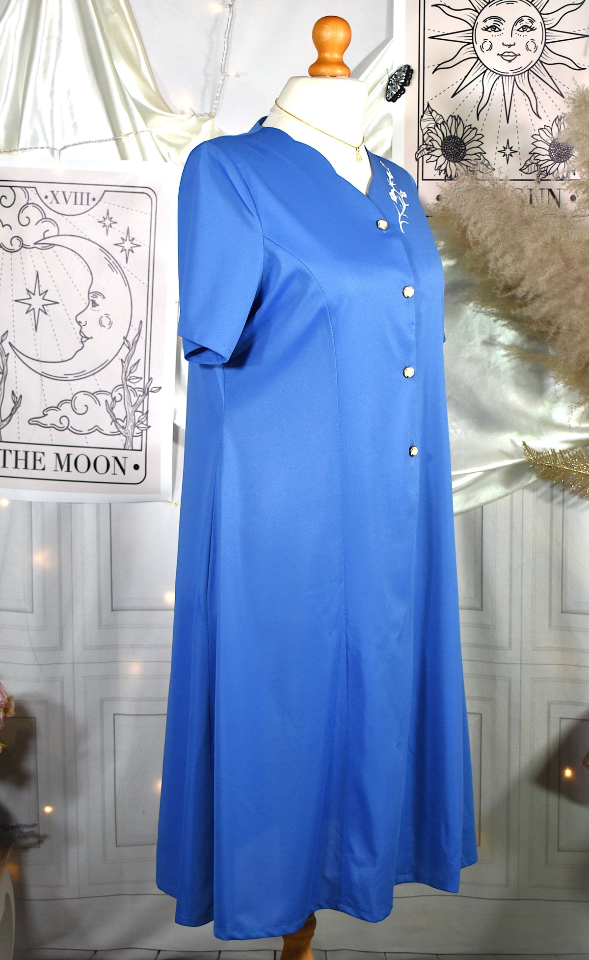 Robe bleue broderies florales blanches coupe patineuse