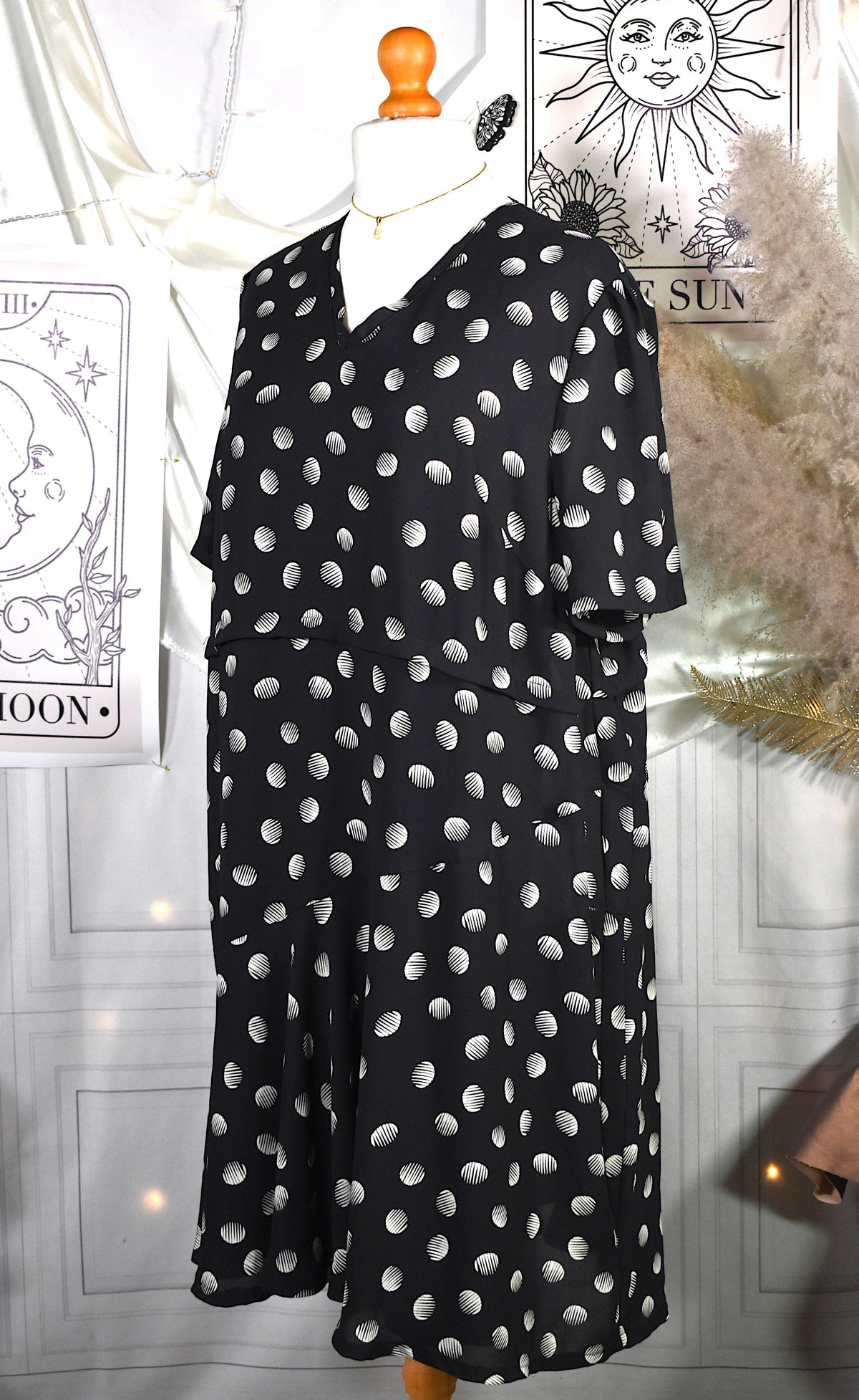 Robe noire à pois blanc cassé en mousseline