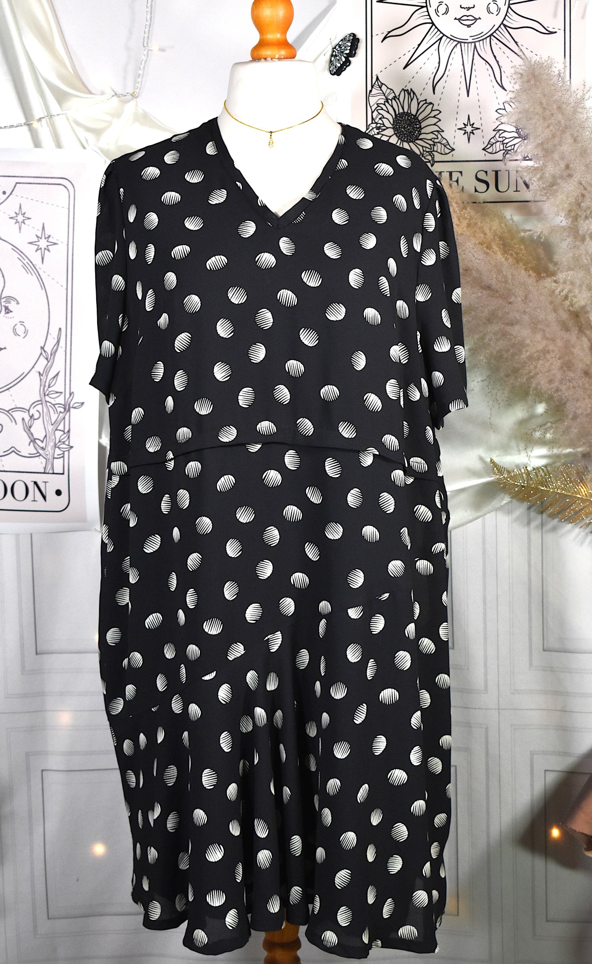 Robe noire à pois blanc cassé en mousseline