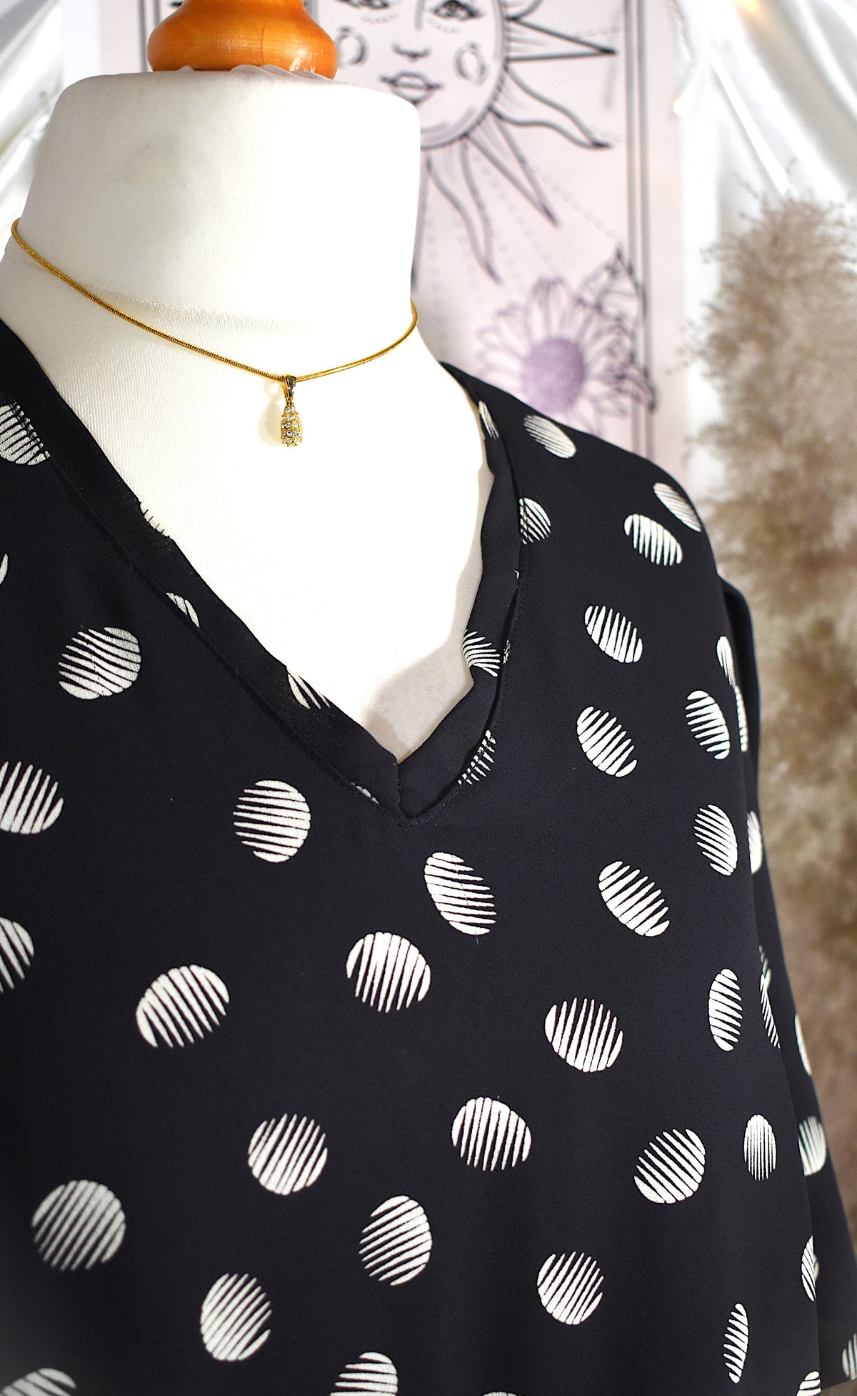 Robe noire à pois blanc cassé en mousseline