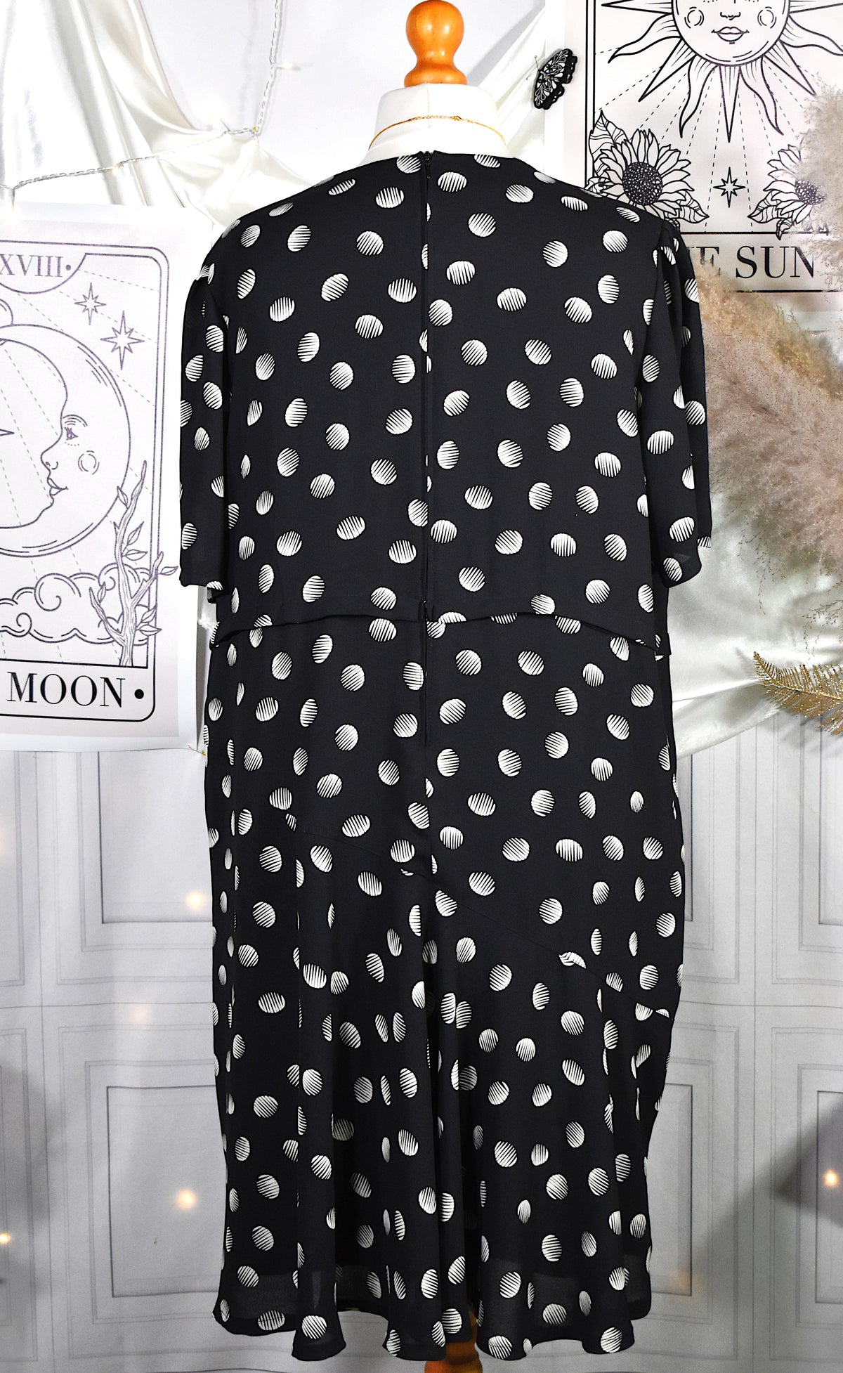 Robe noire à pois blanc cassé en mousseline
