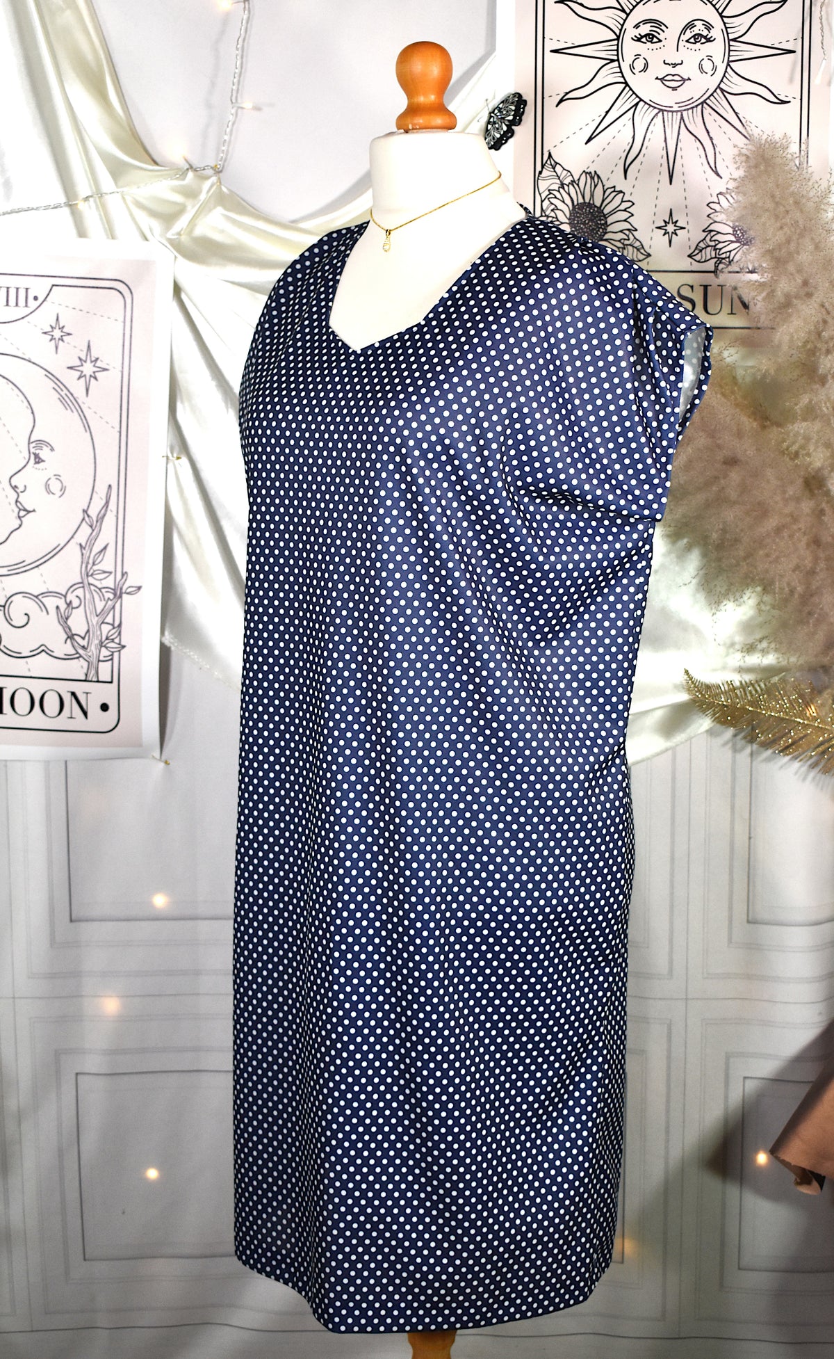 Robe bleu marine à pois blancs