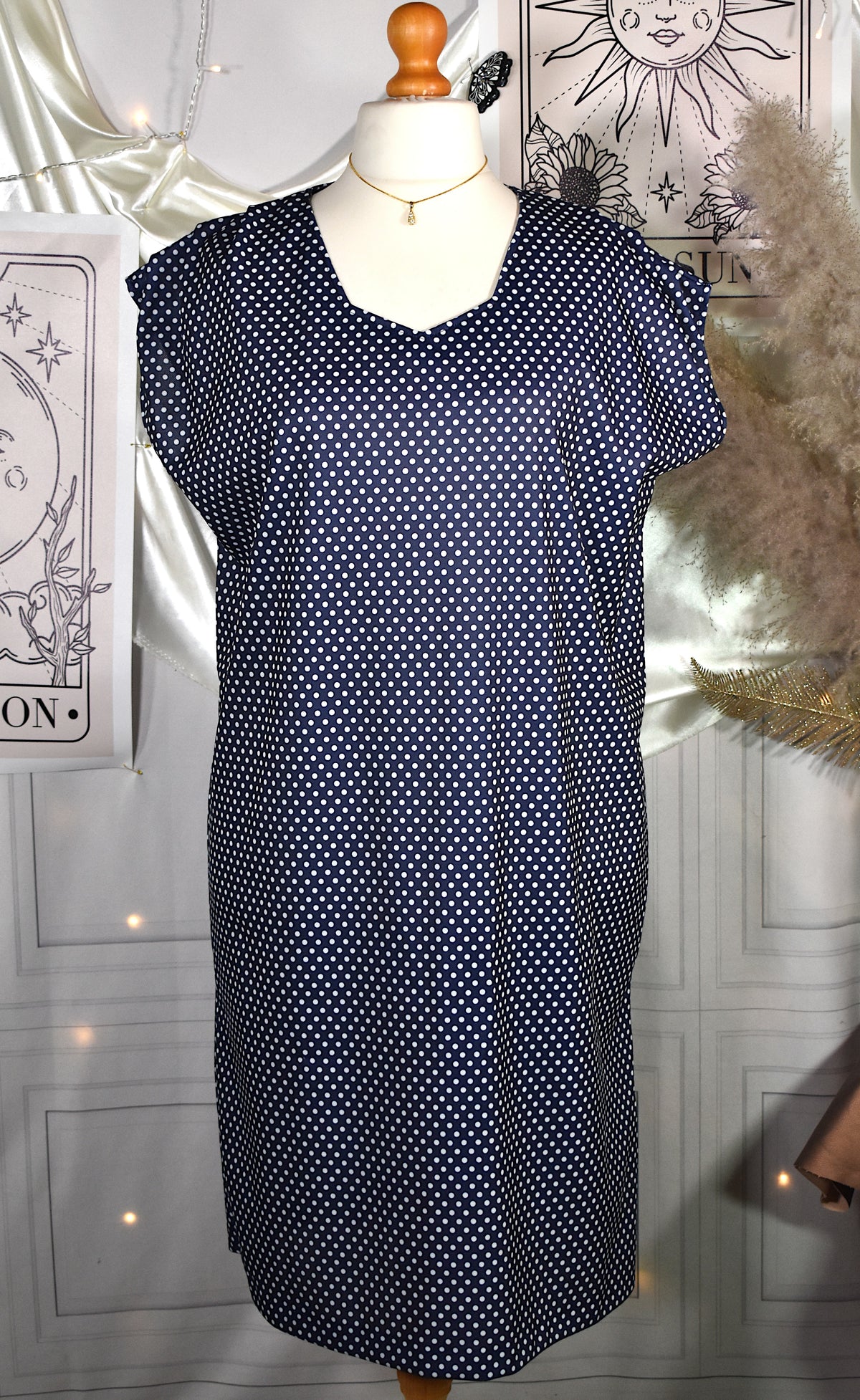 Robe bleu marine à pois blancs