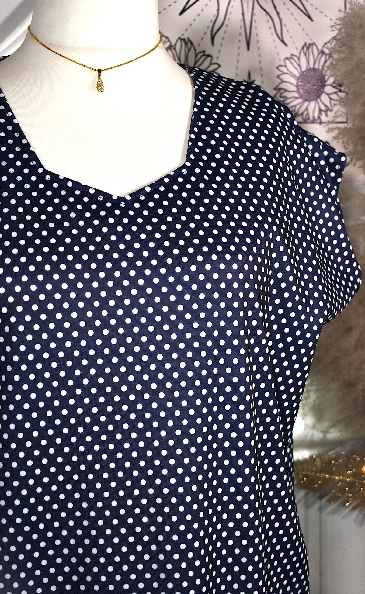 Robe bleu marine à pois blancs