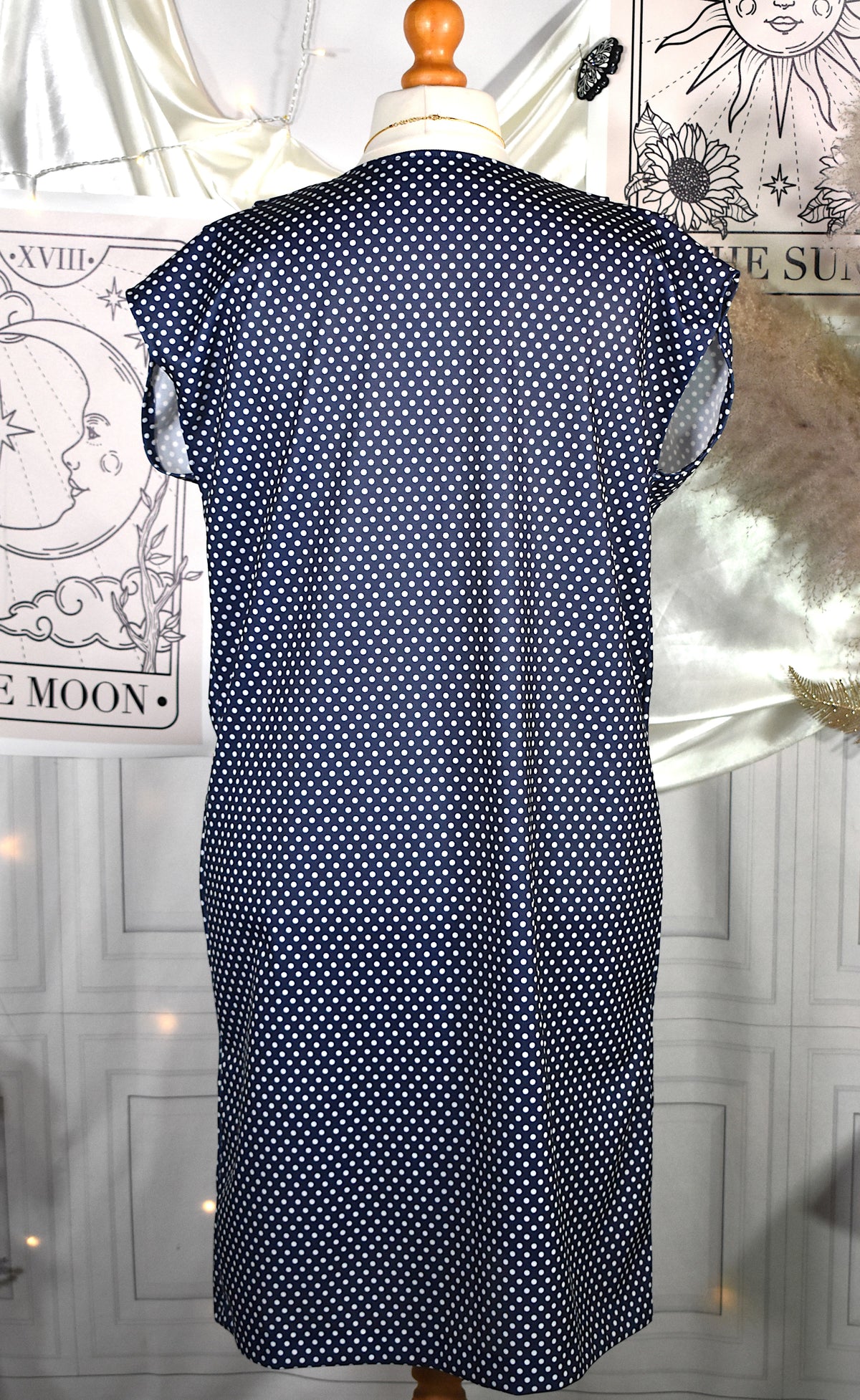 Robe bleu marine à pois blancs