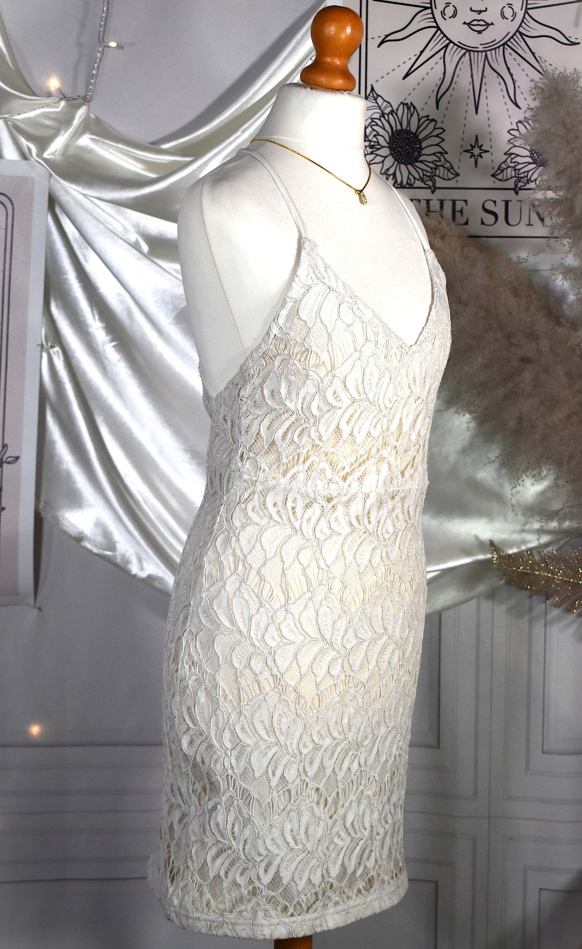Robe ivoire en dentelle moulante dos nu