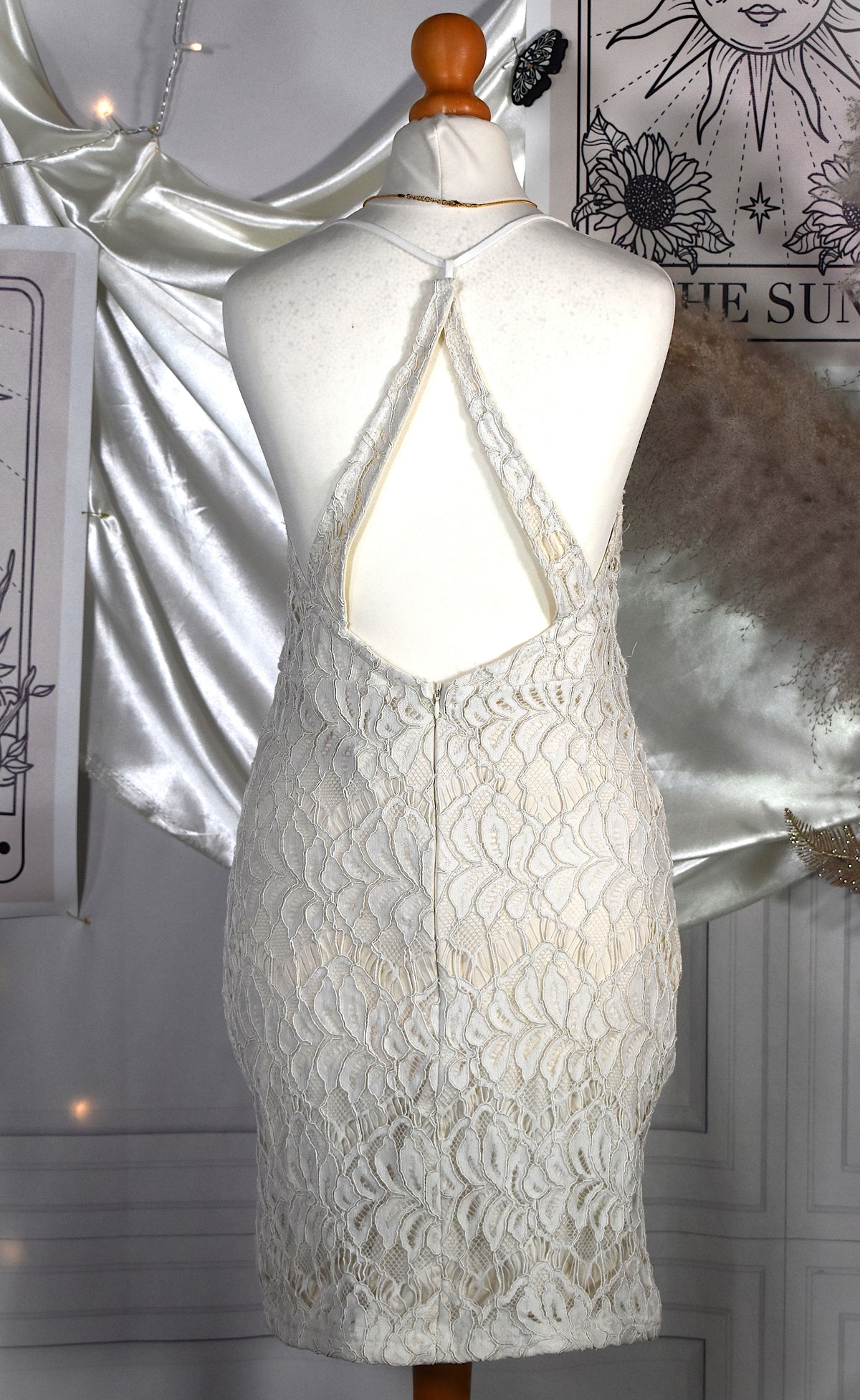 Robe ivoire en dentelle moulante dos nu