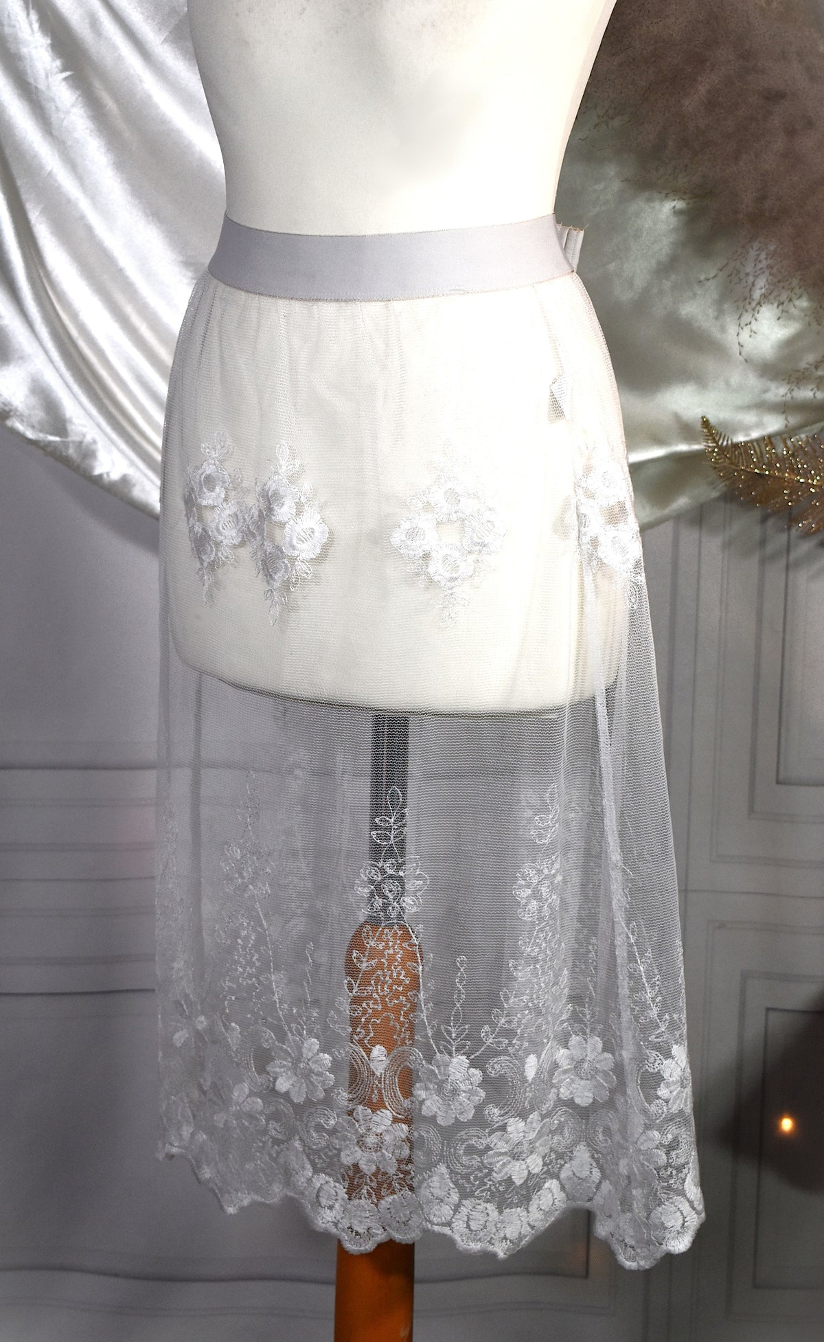 Surjupe tulle blanc transparent dentelle festonnée