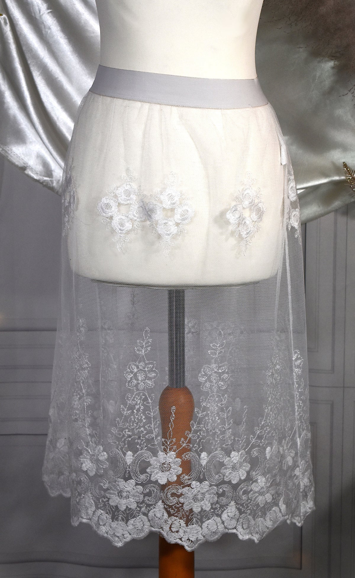 Surjupe tulle blanc transparent dentelle festonnée