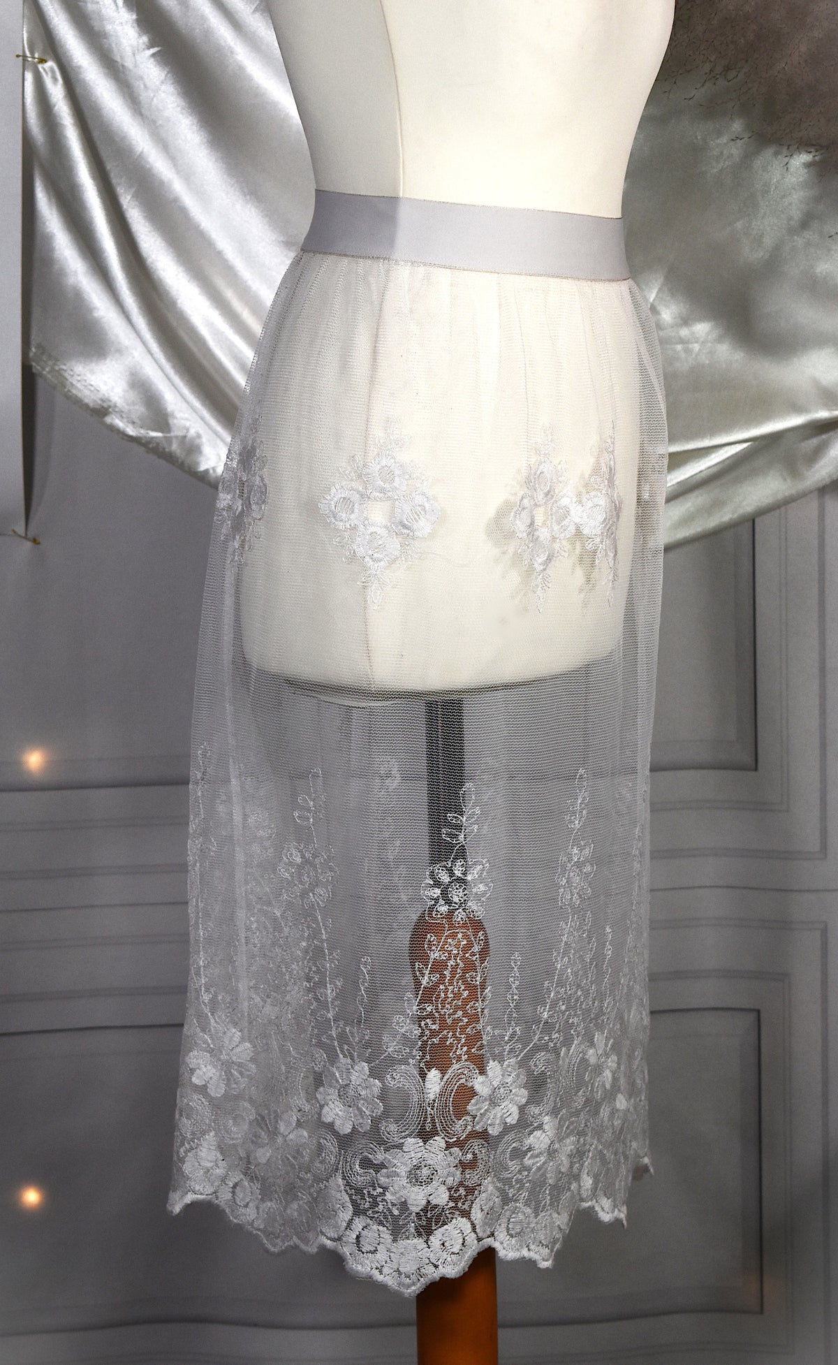 Surjupe tulle blanc transparent dentelle festonnée