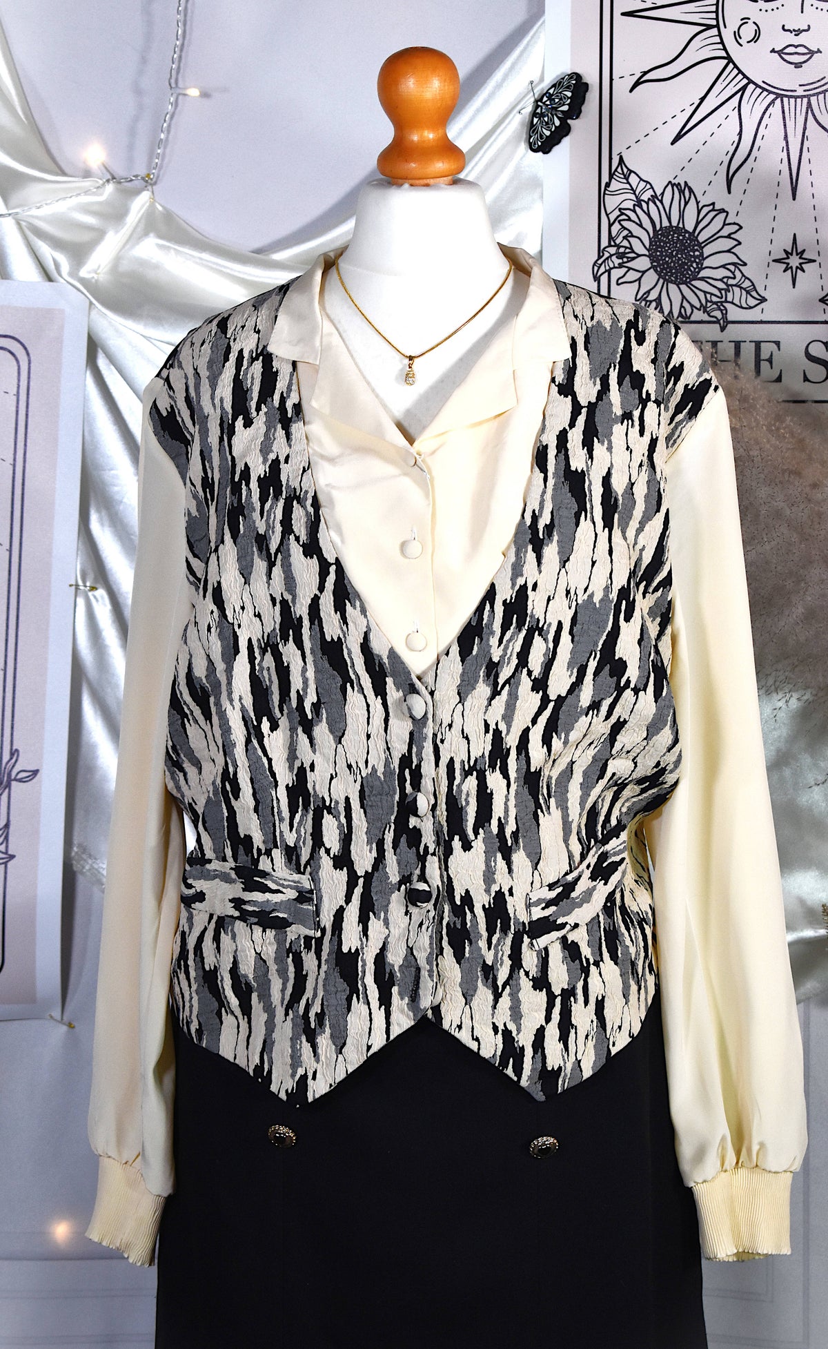 Chemise crème avec gilet intégré noir beige gris