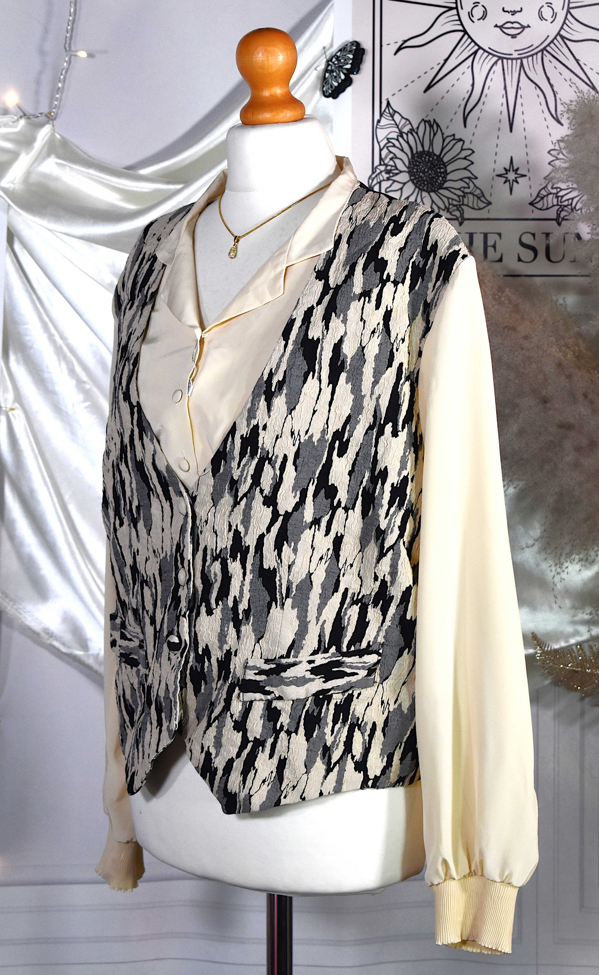 Chemise crème avec gilet intégré noir beige gris
