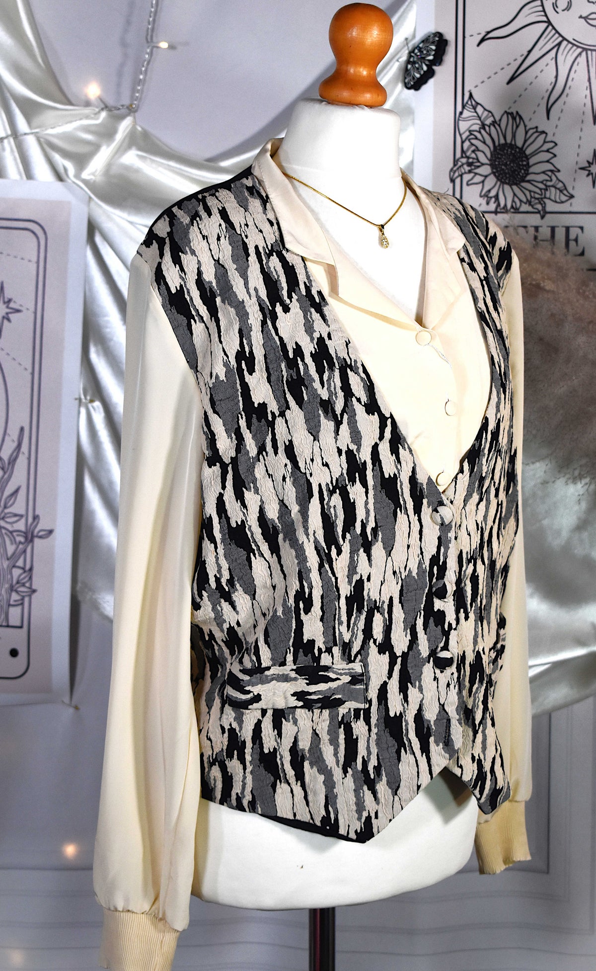 Chemise crème avec gilet intégré noir beige gris