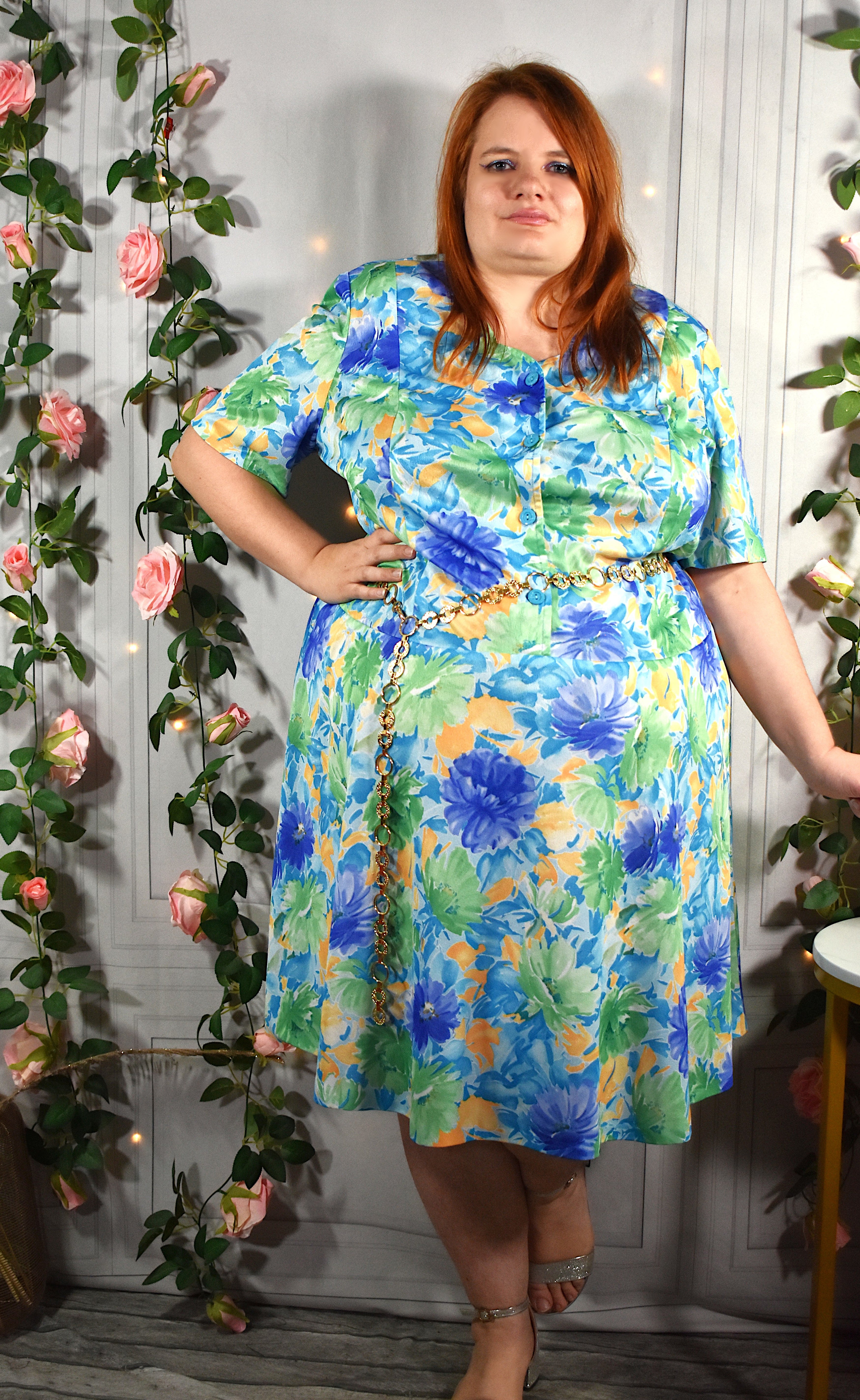 Robe aux fleurs jaunes, vertes et bleues – Les Perles d'Aphrodite