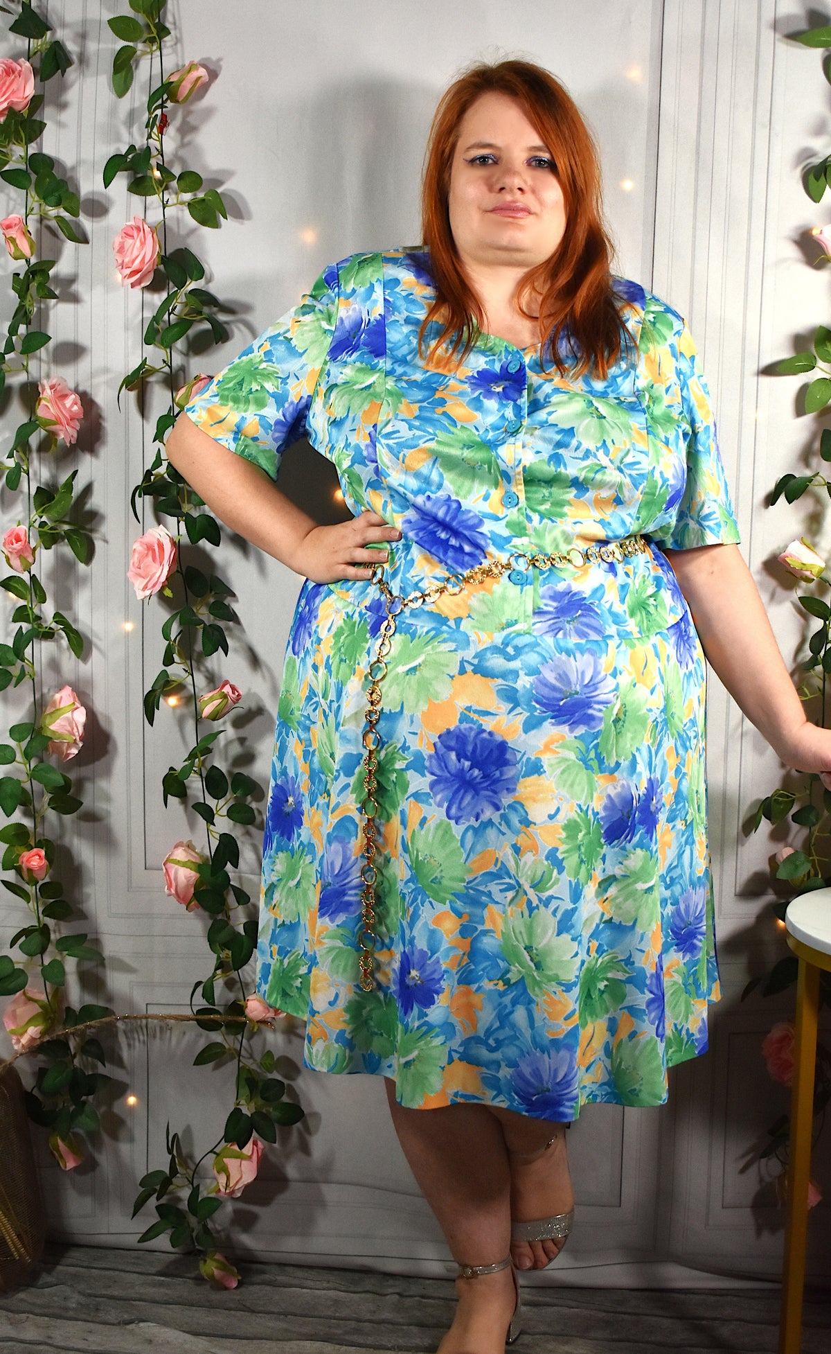 Robe aux fleurs jaunes, vertes et bleues