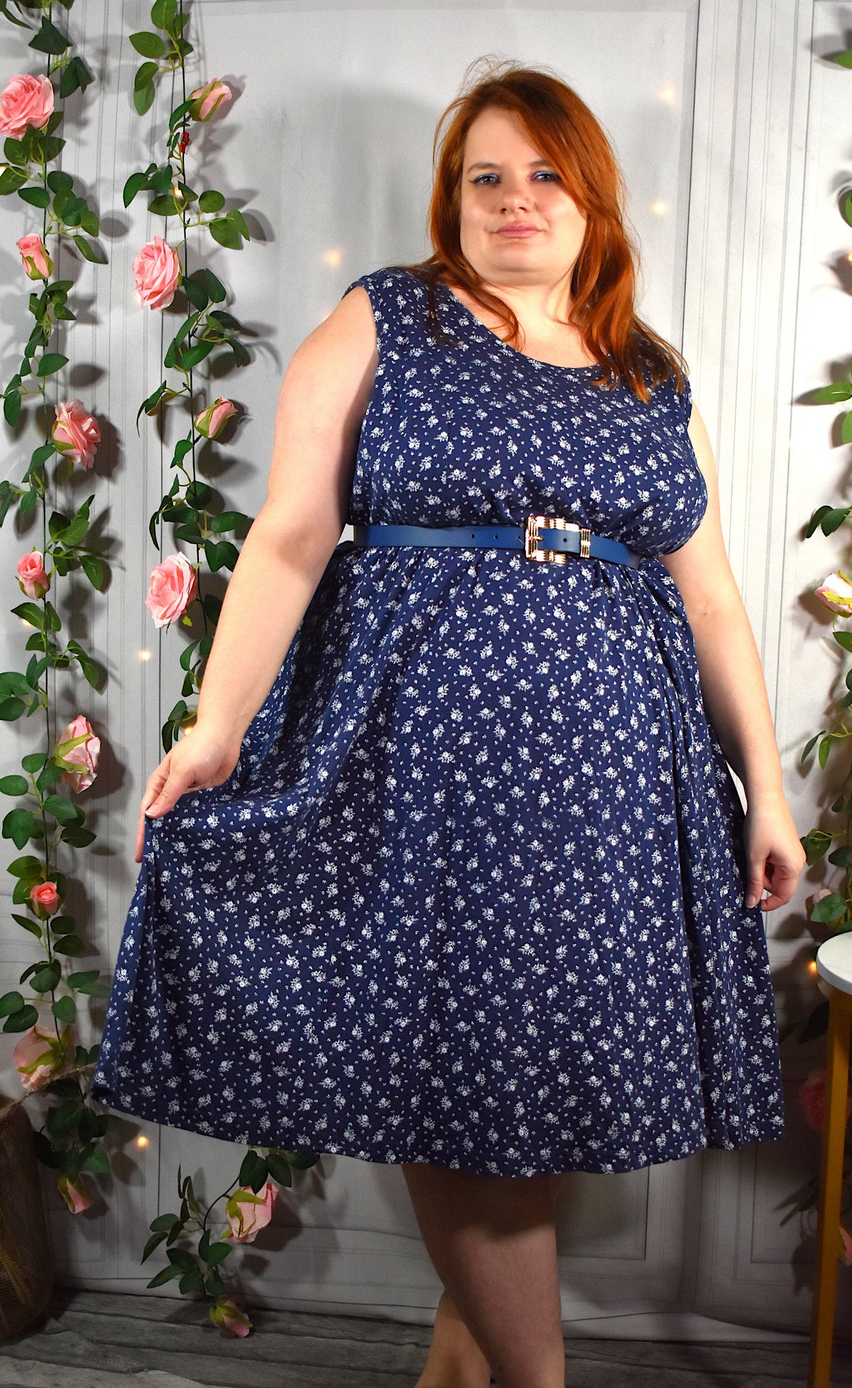 Robe en jersey bleue aux fleurs blanches