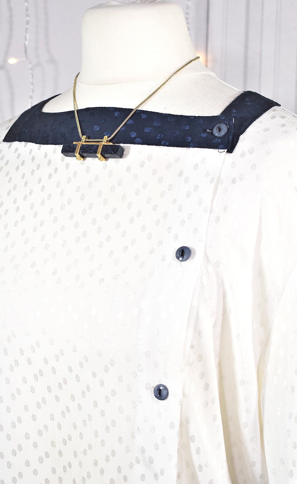 Blouse aux pois damassés blanc & bleu marine