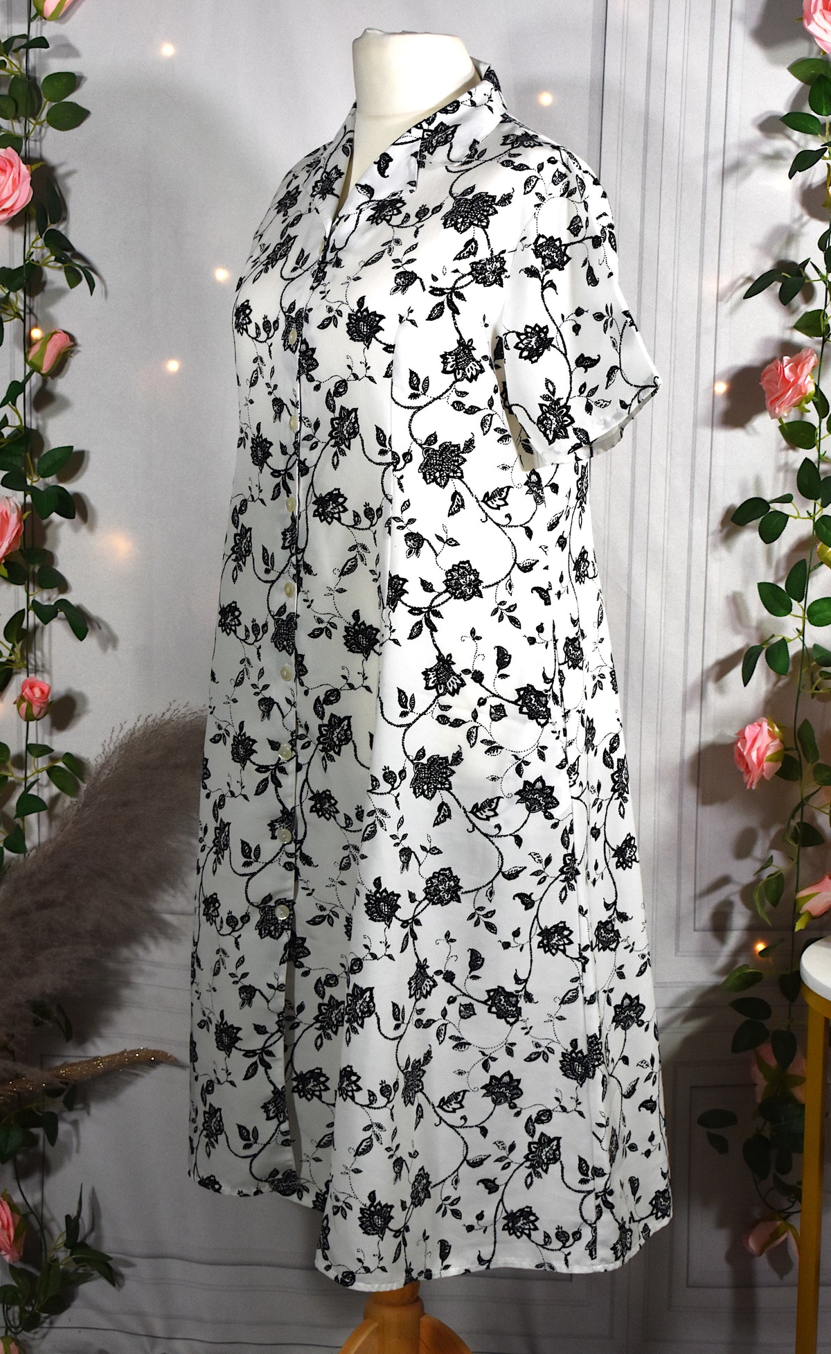 Robe blanche aux motifs floraux noirs