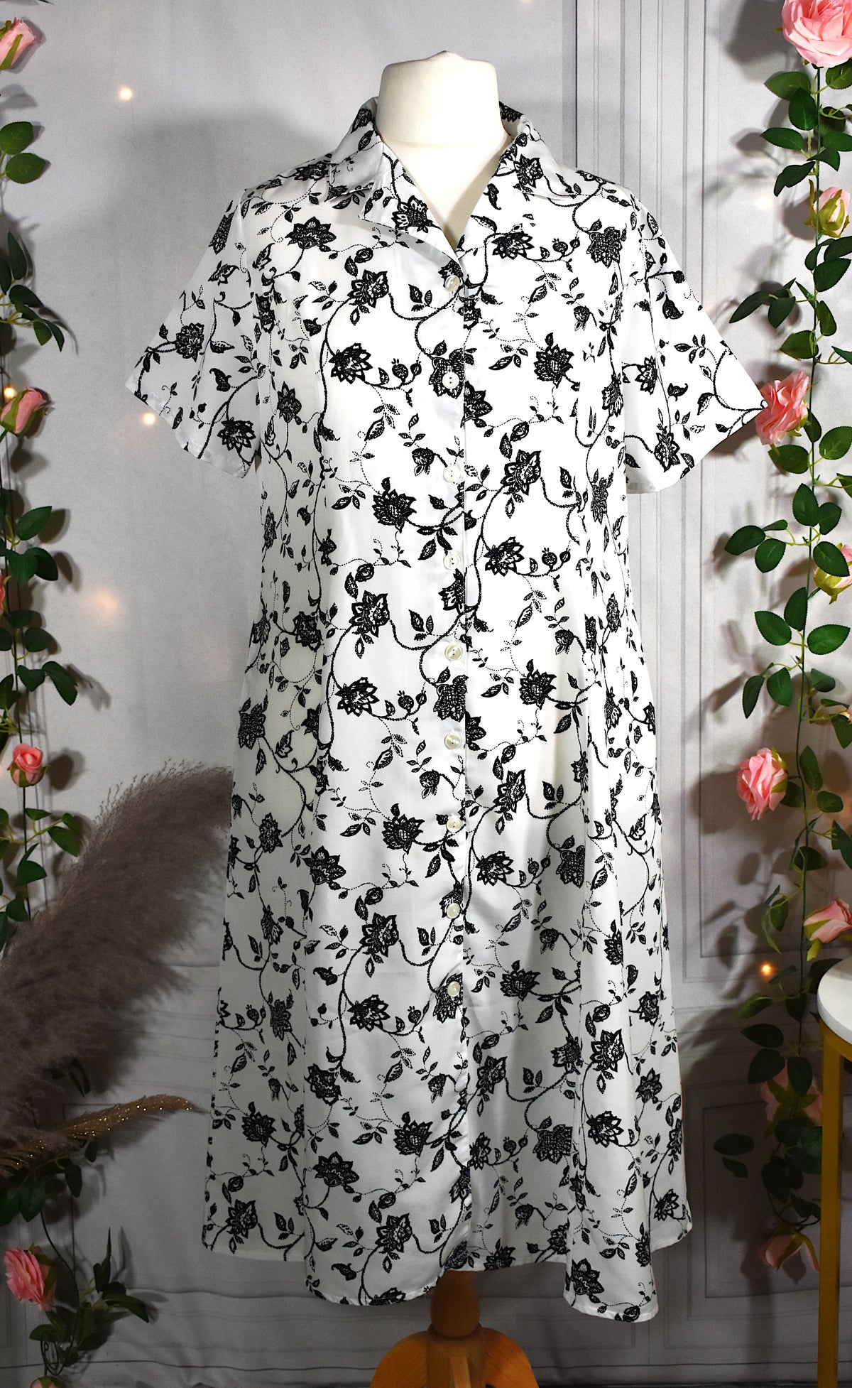 Robe blanche aux motifs floraux noirs