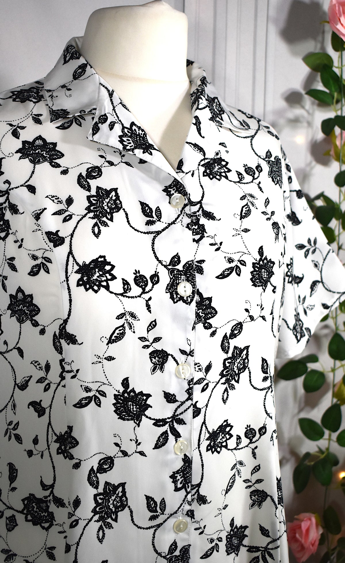 Robe blanche aux motifs floraux noirs