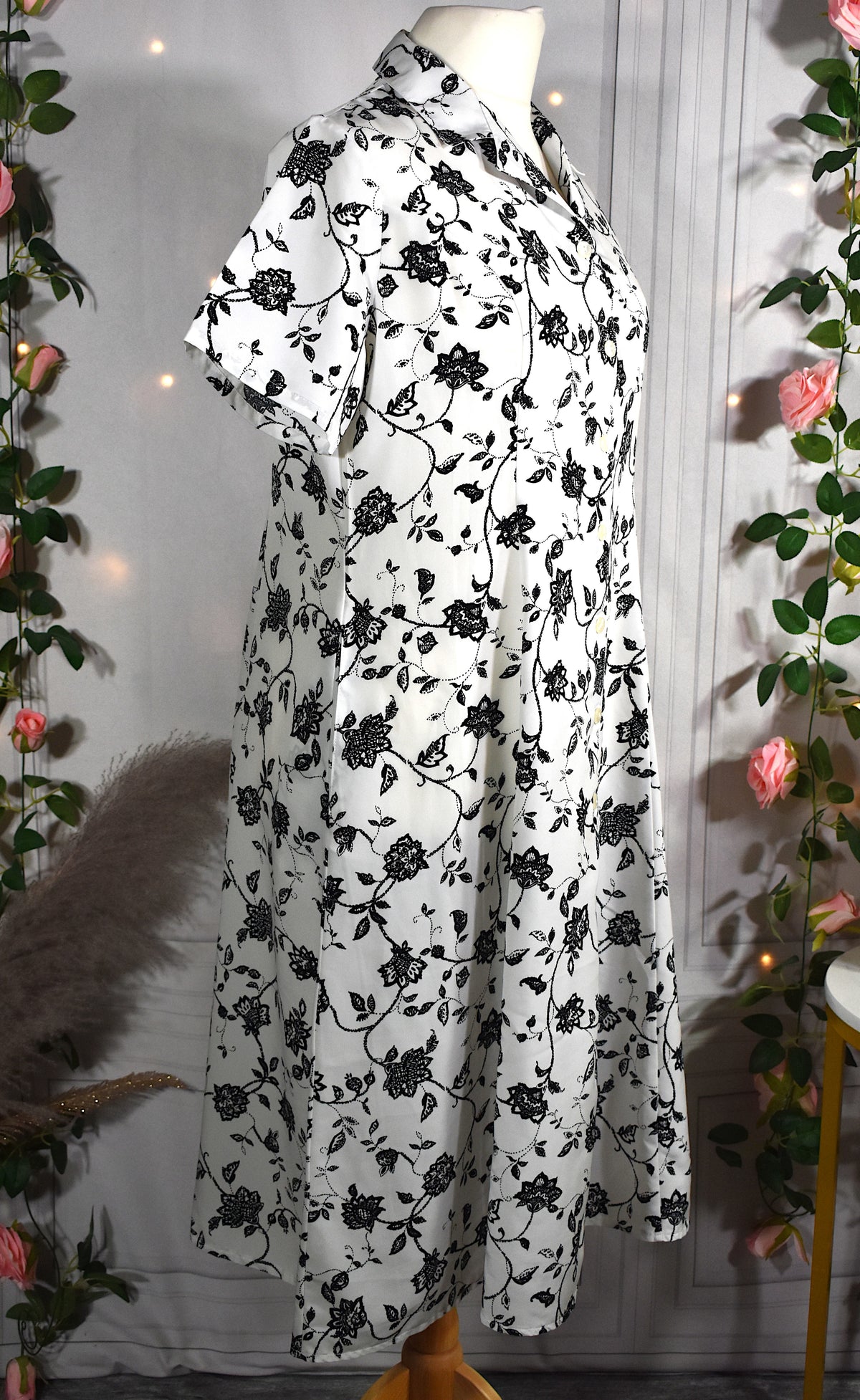 Robe blanche aux motifs floraux noirs