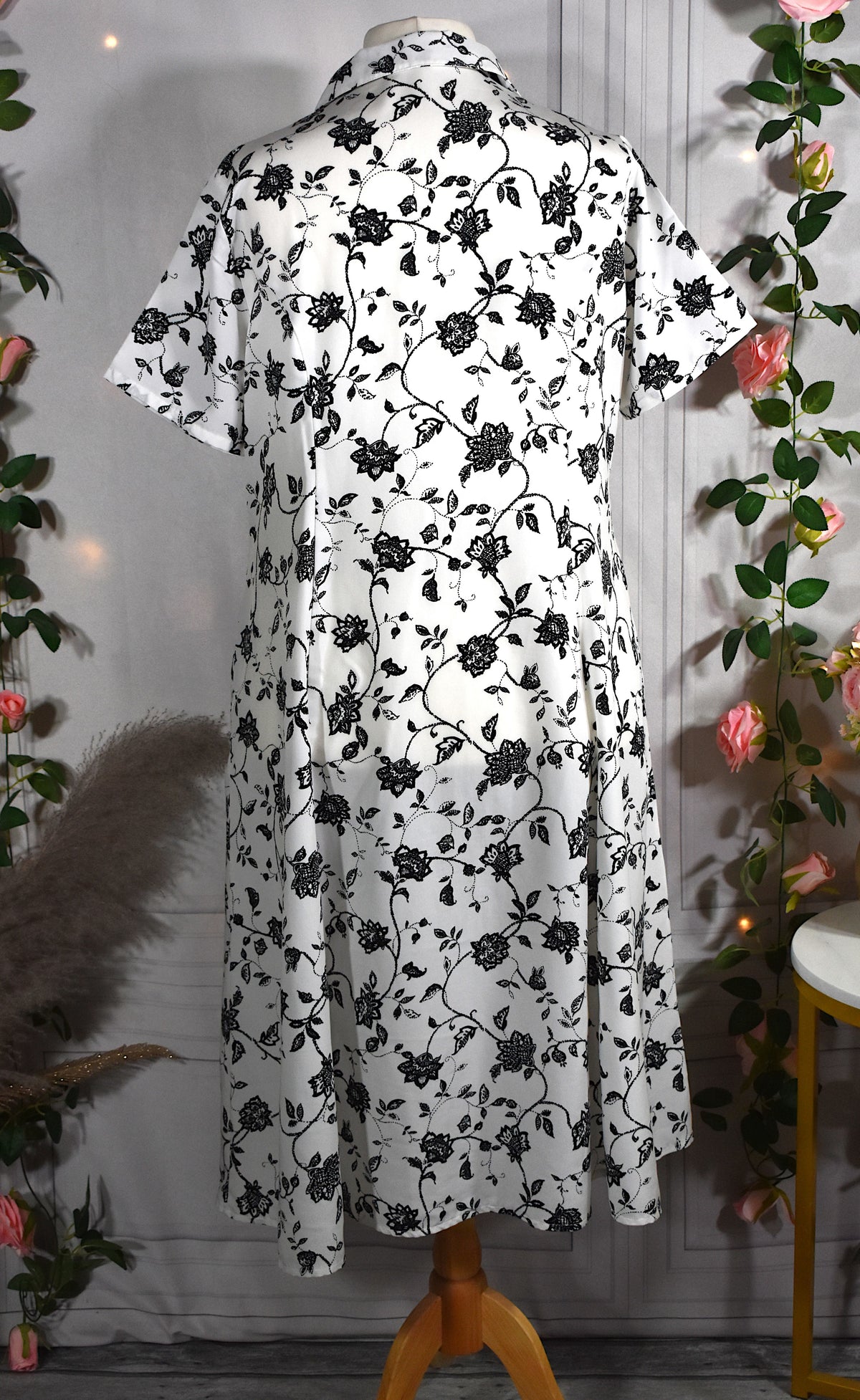 Robe blanche aux motifs floraux noirs