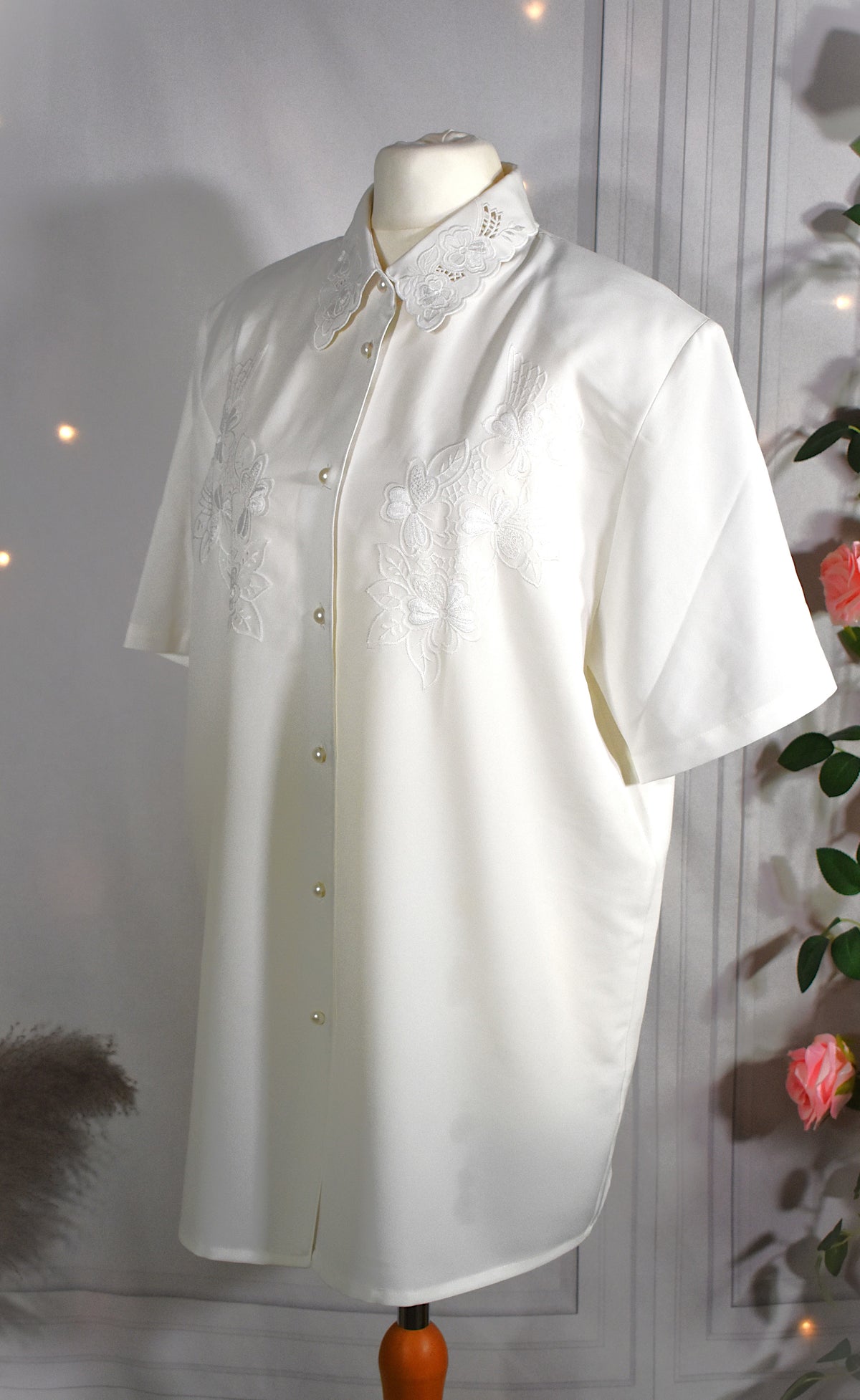 Chemise blanche et col brodés