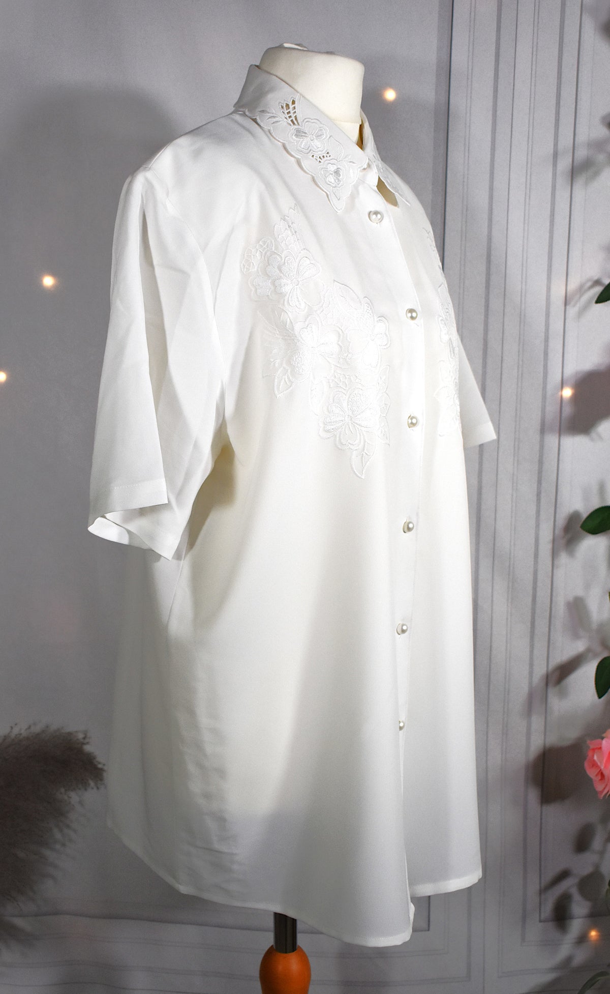 Chemise blanche et col brodés