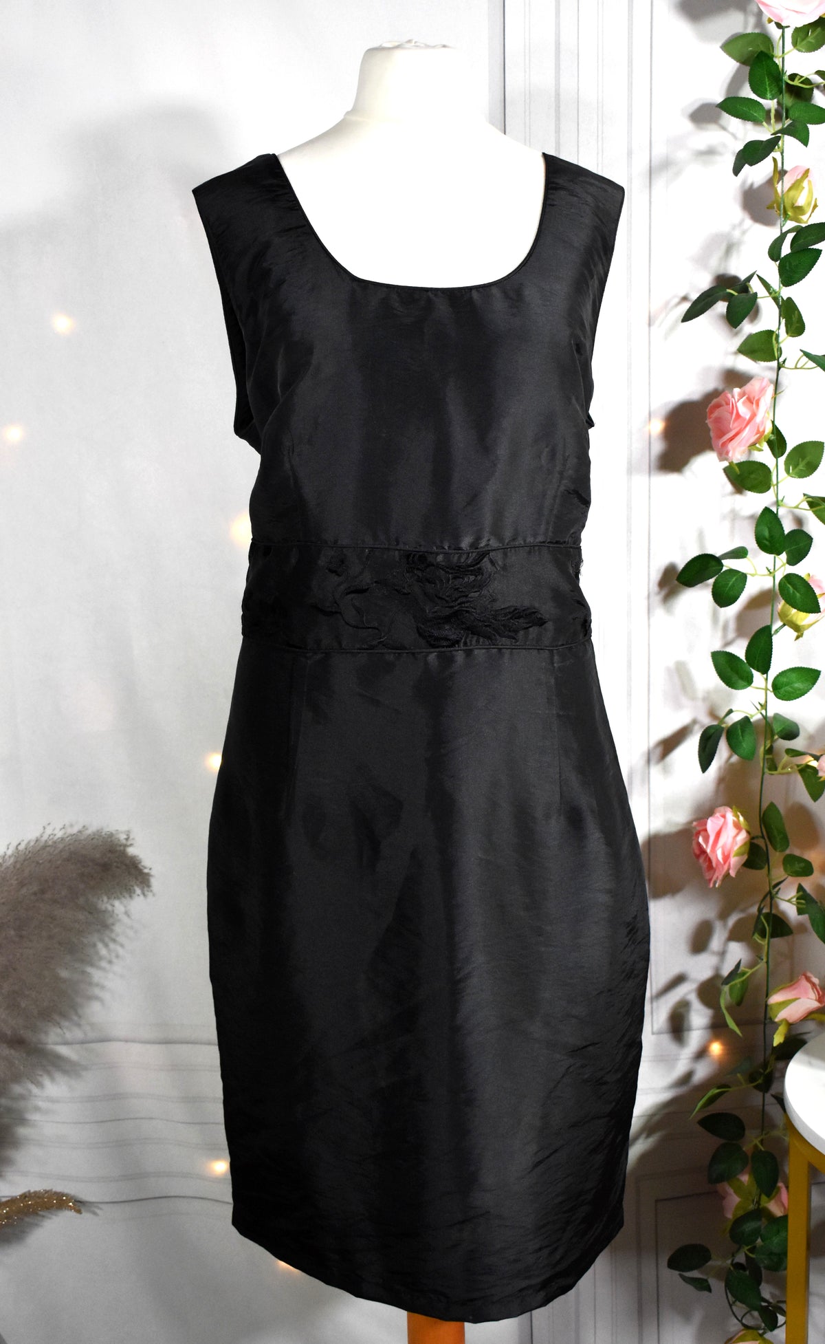 Robe élégante satinée noire