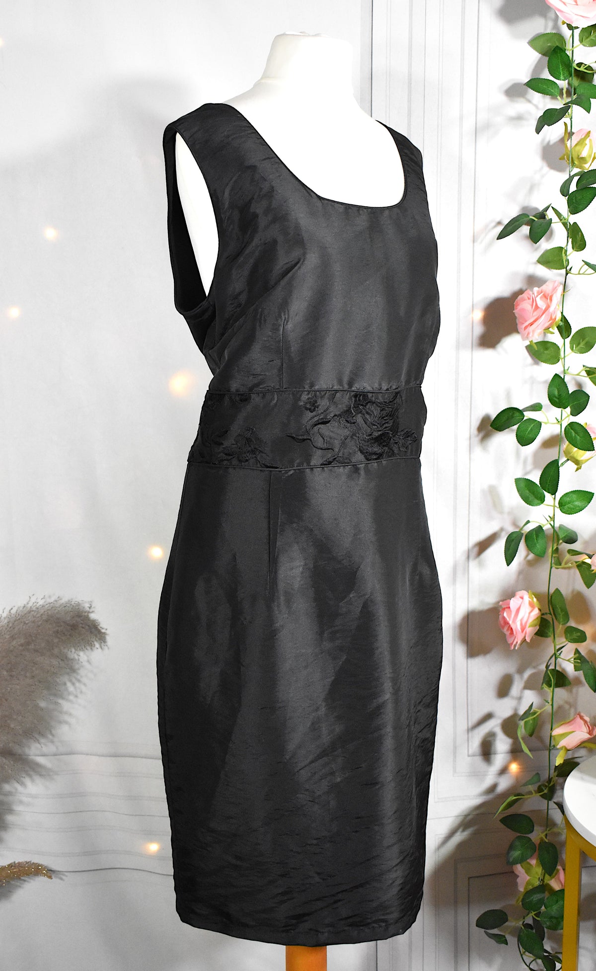 Robe élégante satinée noire