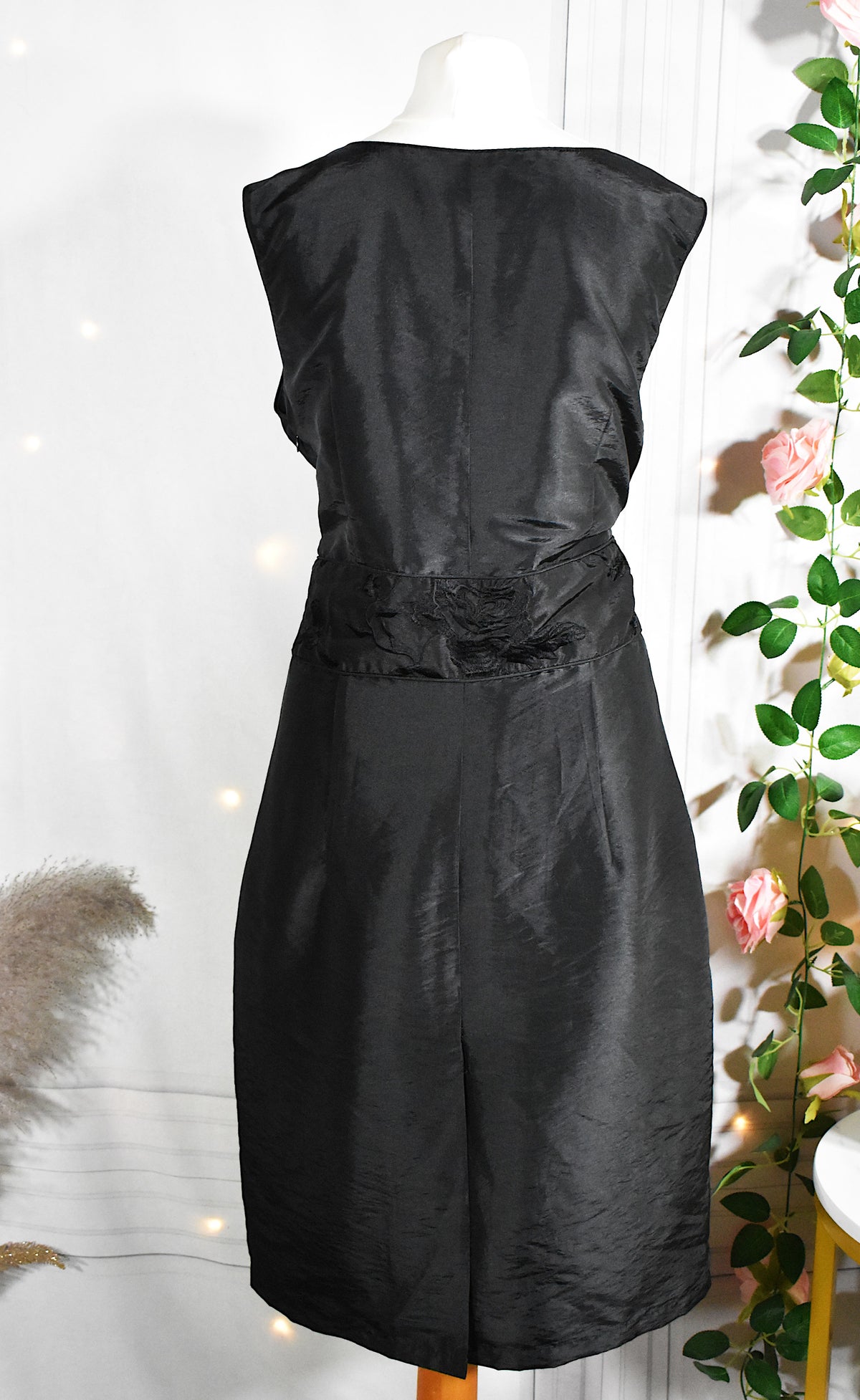 Robe élégante satinée noire