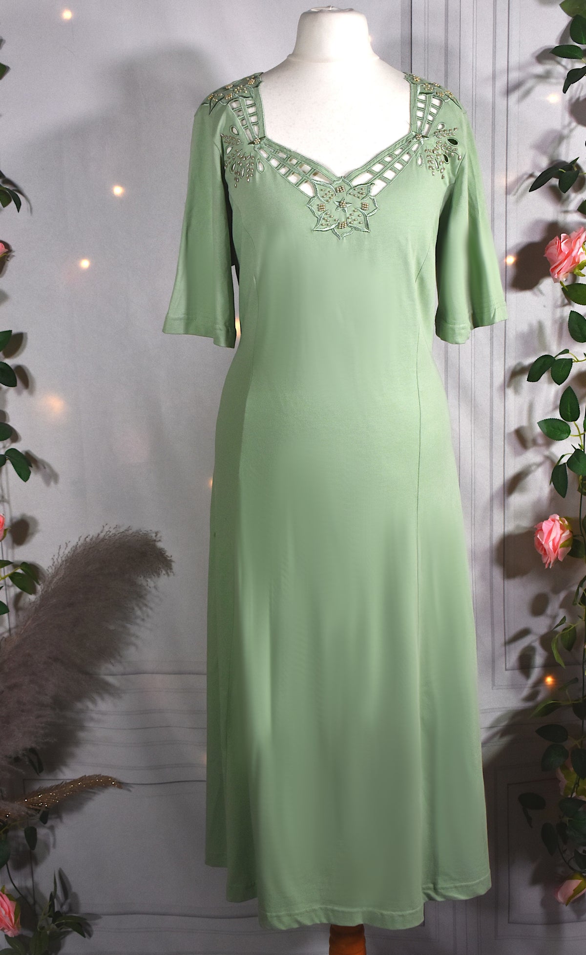 Robe en jersey vert tilleul encolure brodée & perlée