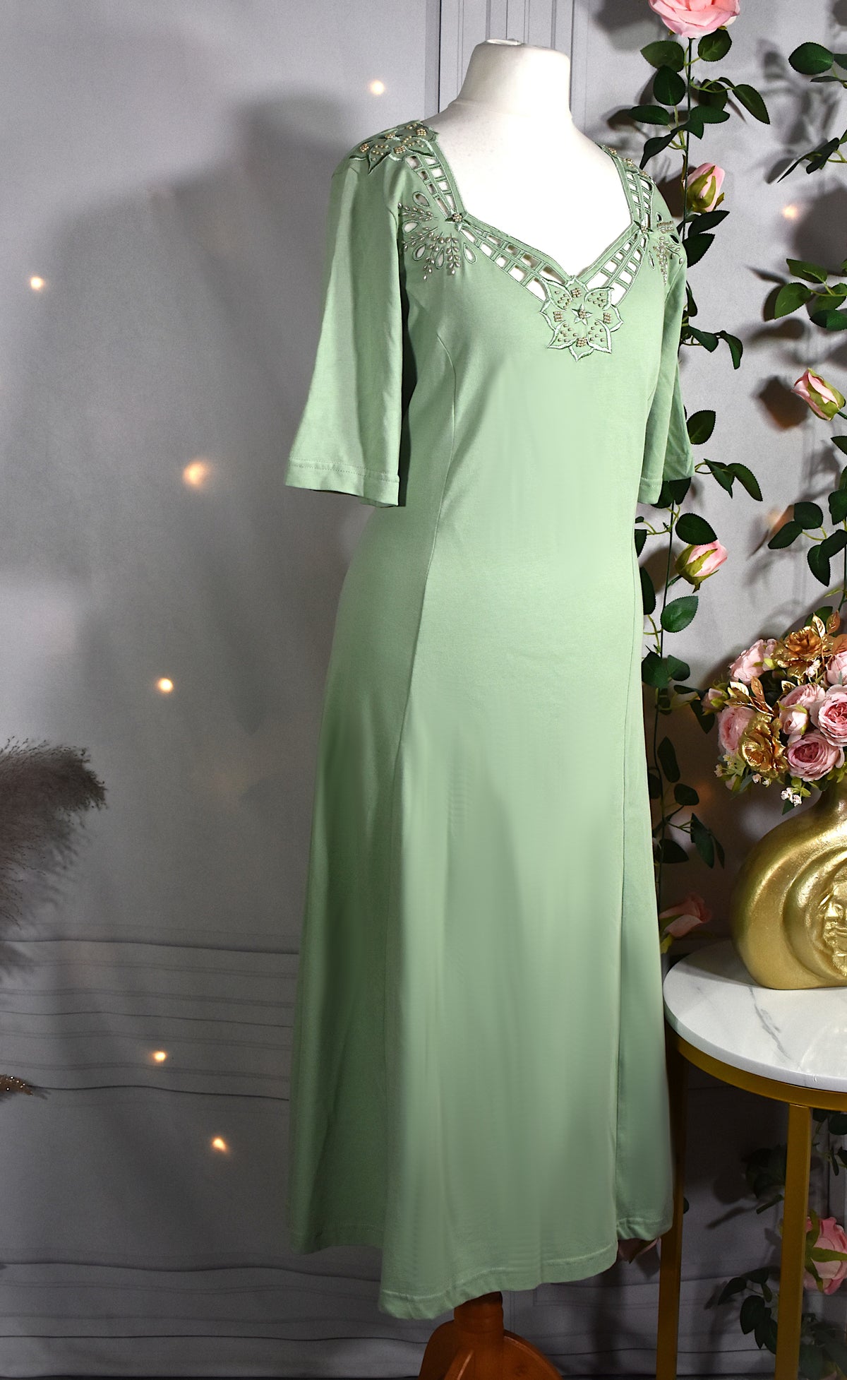 Robe en jersey vert tilleul encolure brodée & perlée