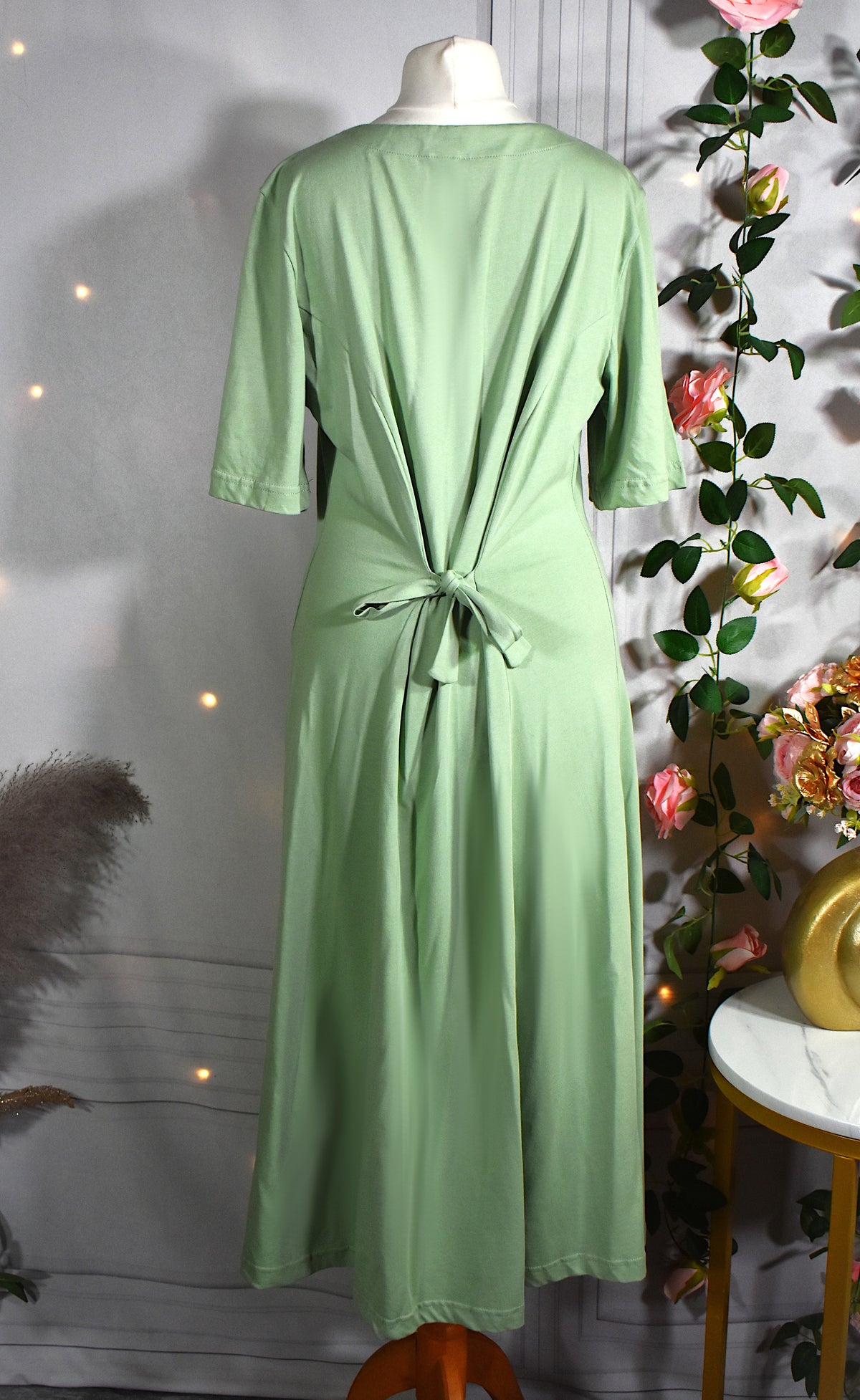 Robe en jersey vert tilleul encolure brodée & perlée