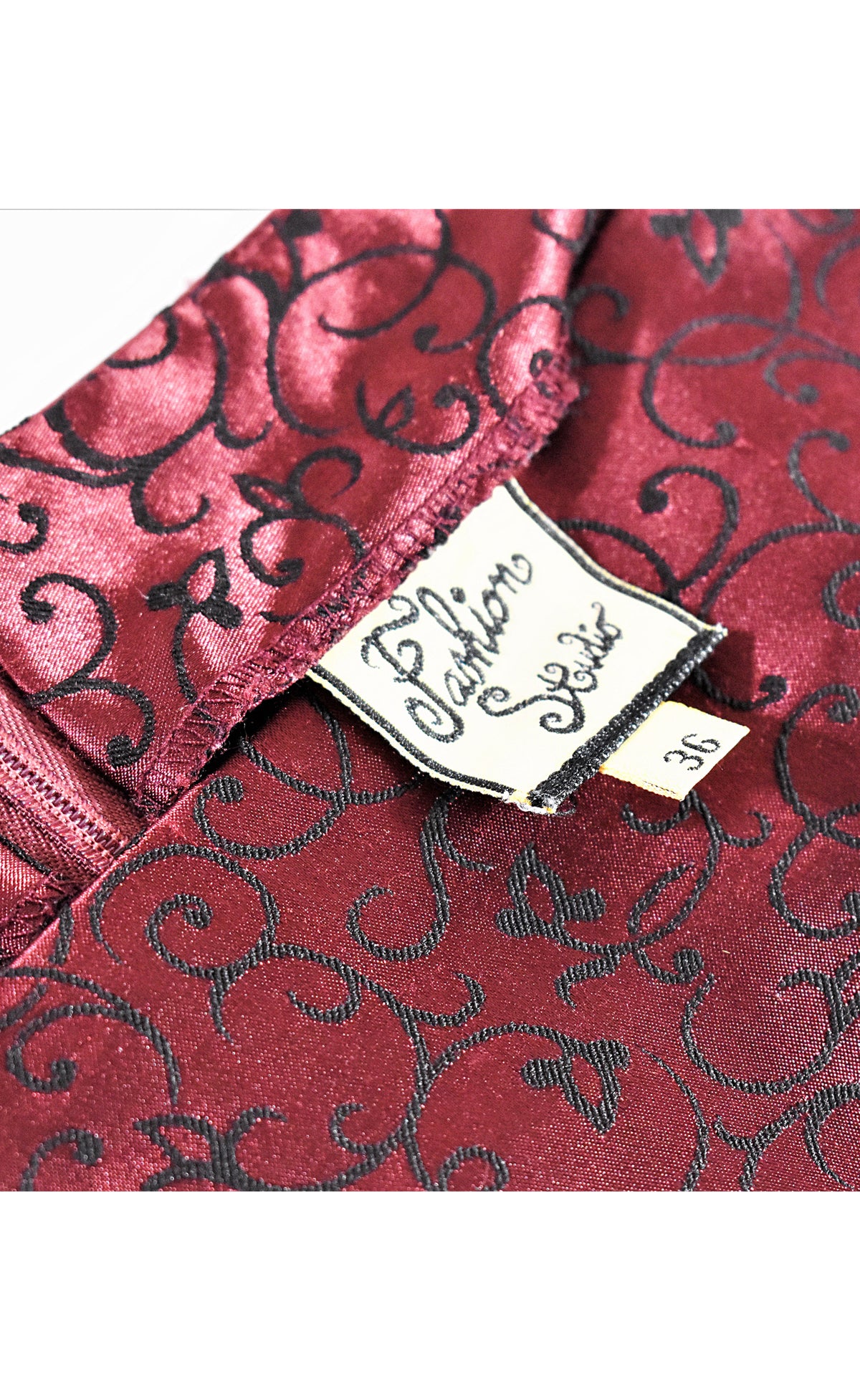 Jupe courte satinée bordeaux & motifs noirs