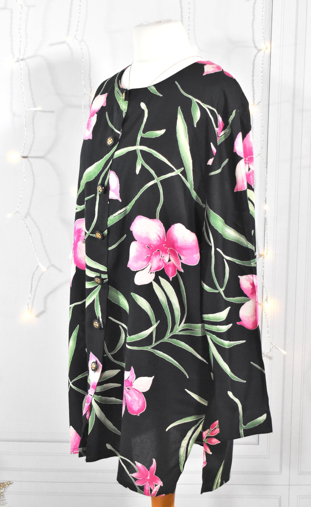 Chemise noire aux hibiscus roses