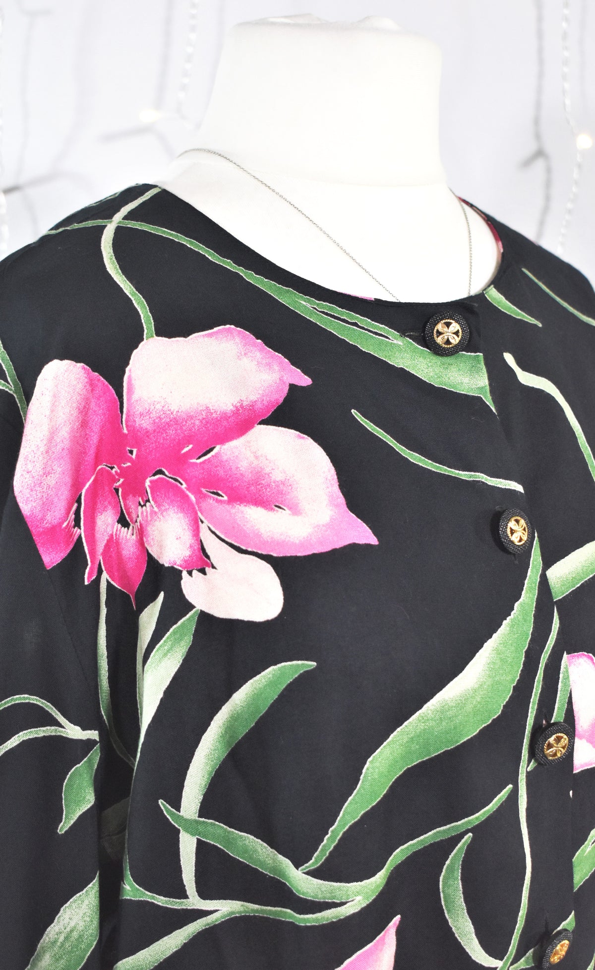 Chemise noire aux hibiscus roses