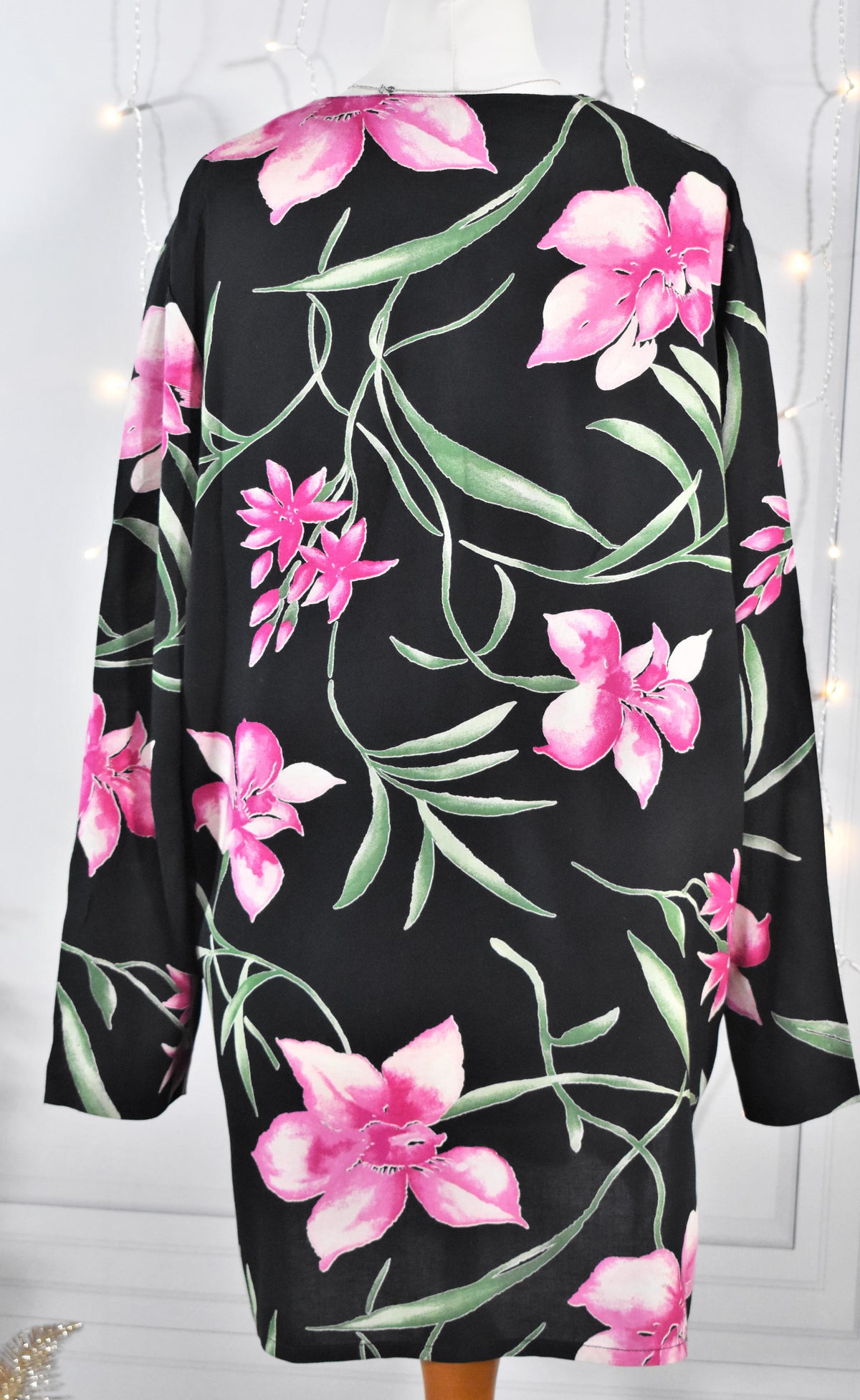 Chemise noire aux hibiscus roses