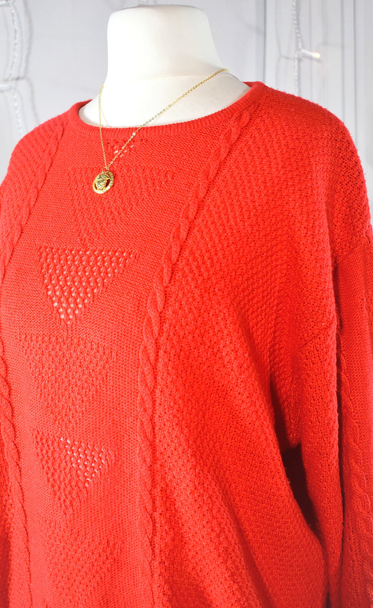 Pull-over rouge à la maille ajourée