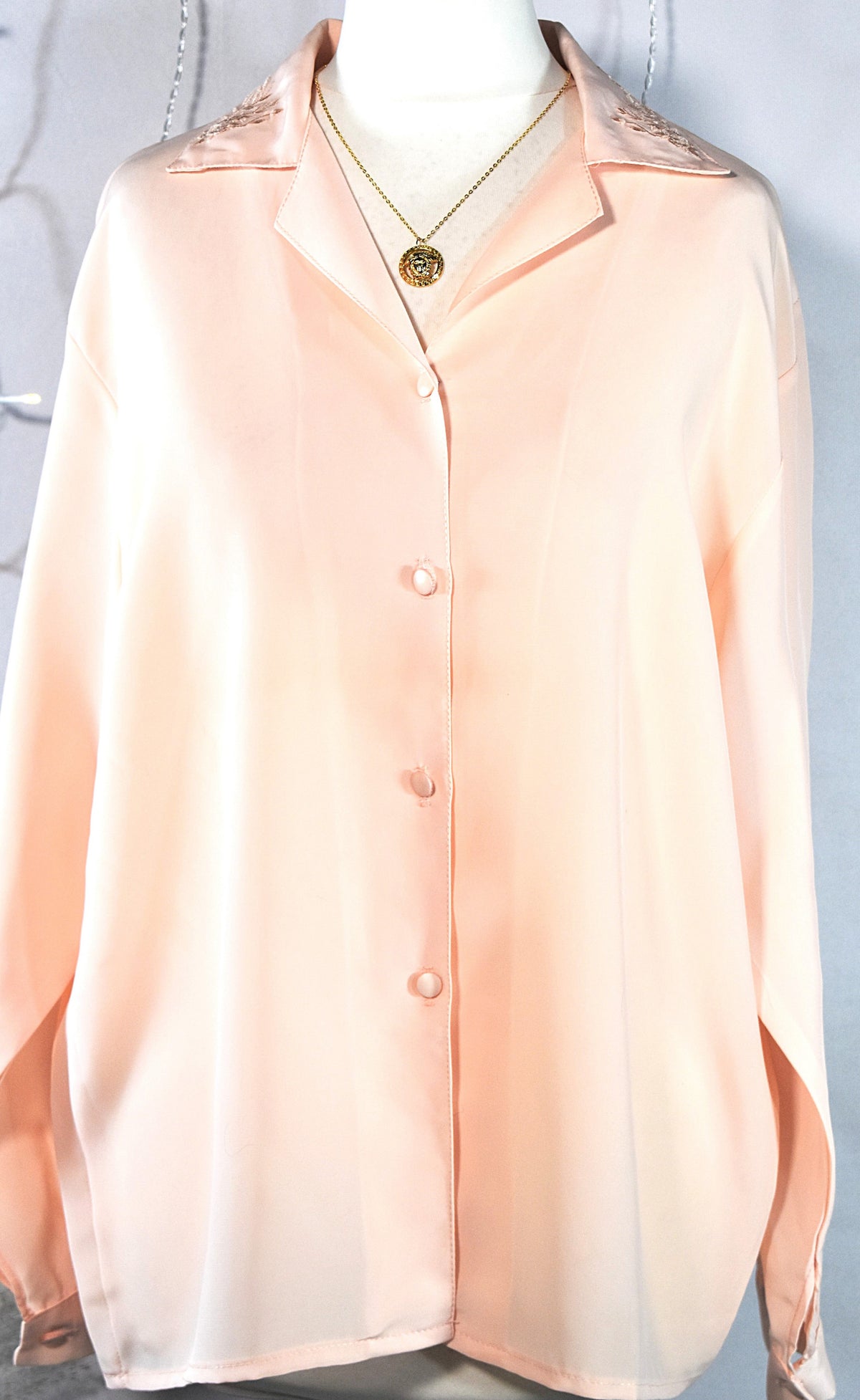 Chemise rose pastel au col brodé