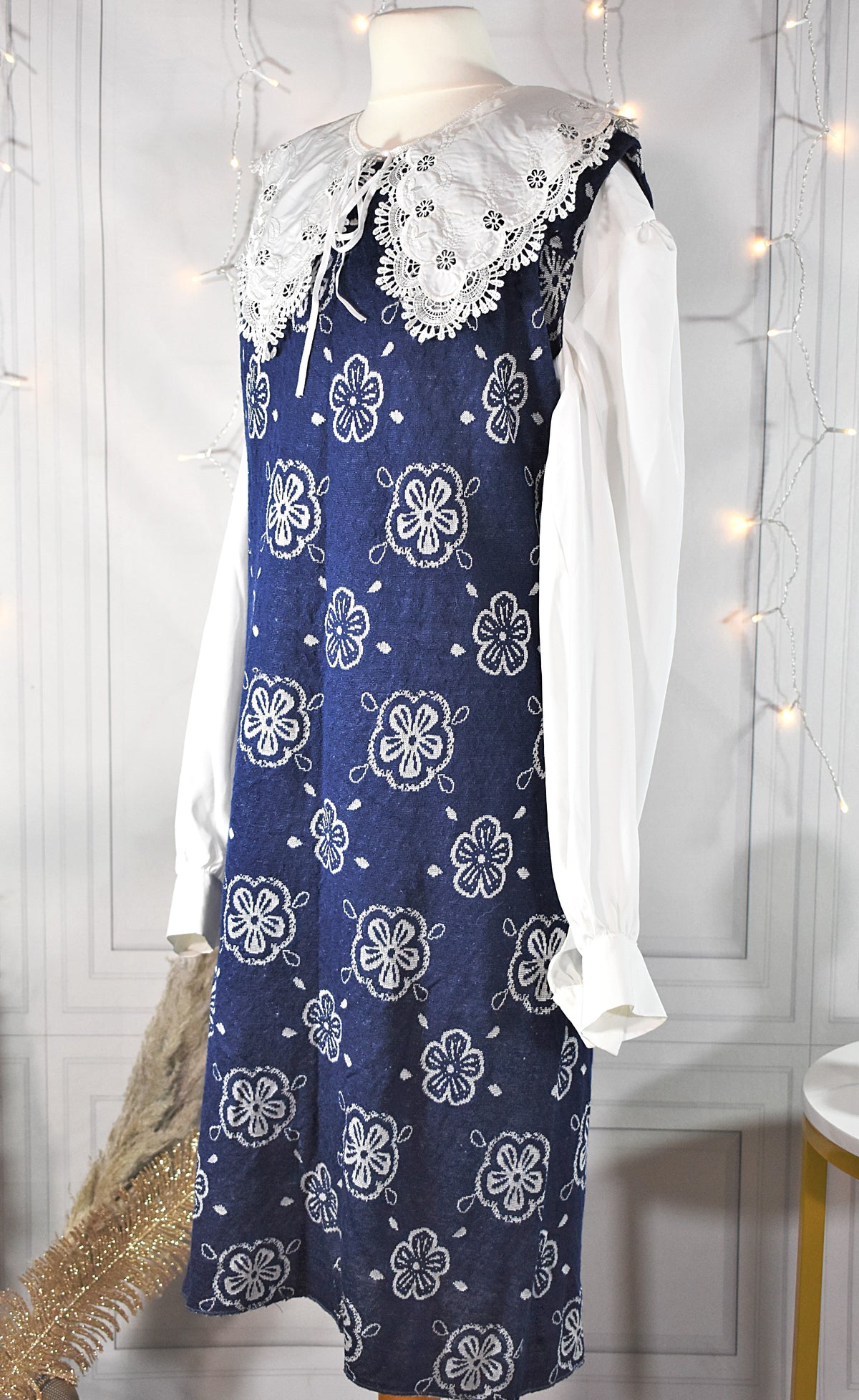 Robe chasuble en mailles bleue & fleurs blanches