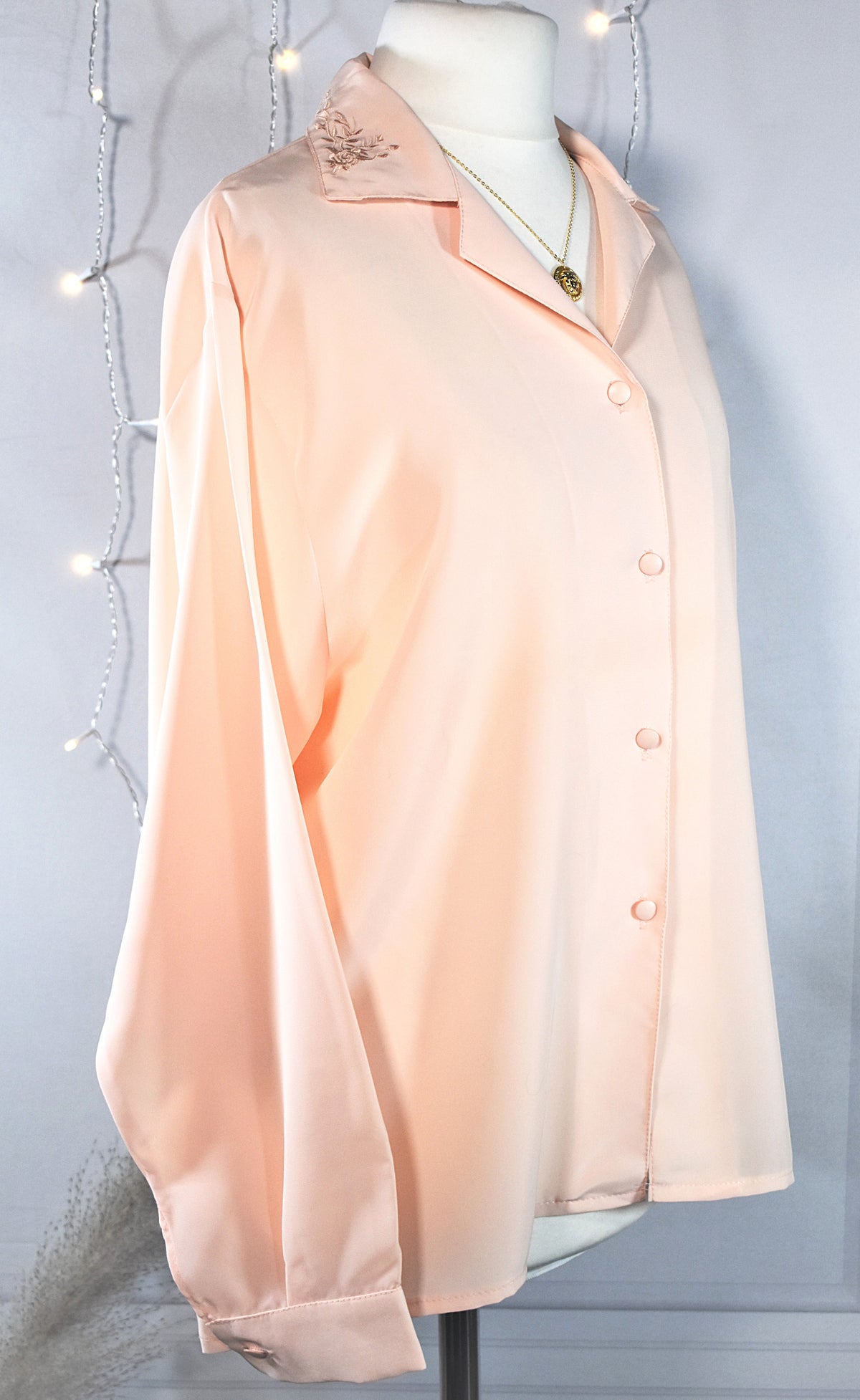 Chemise rose pastel au col brodé