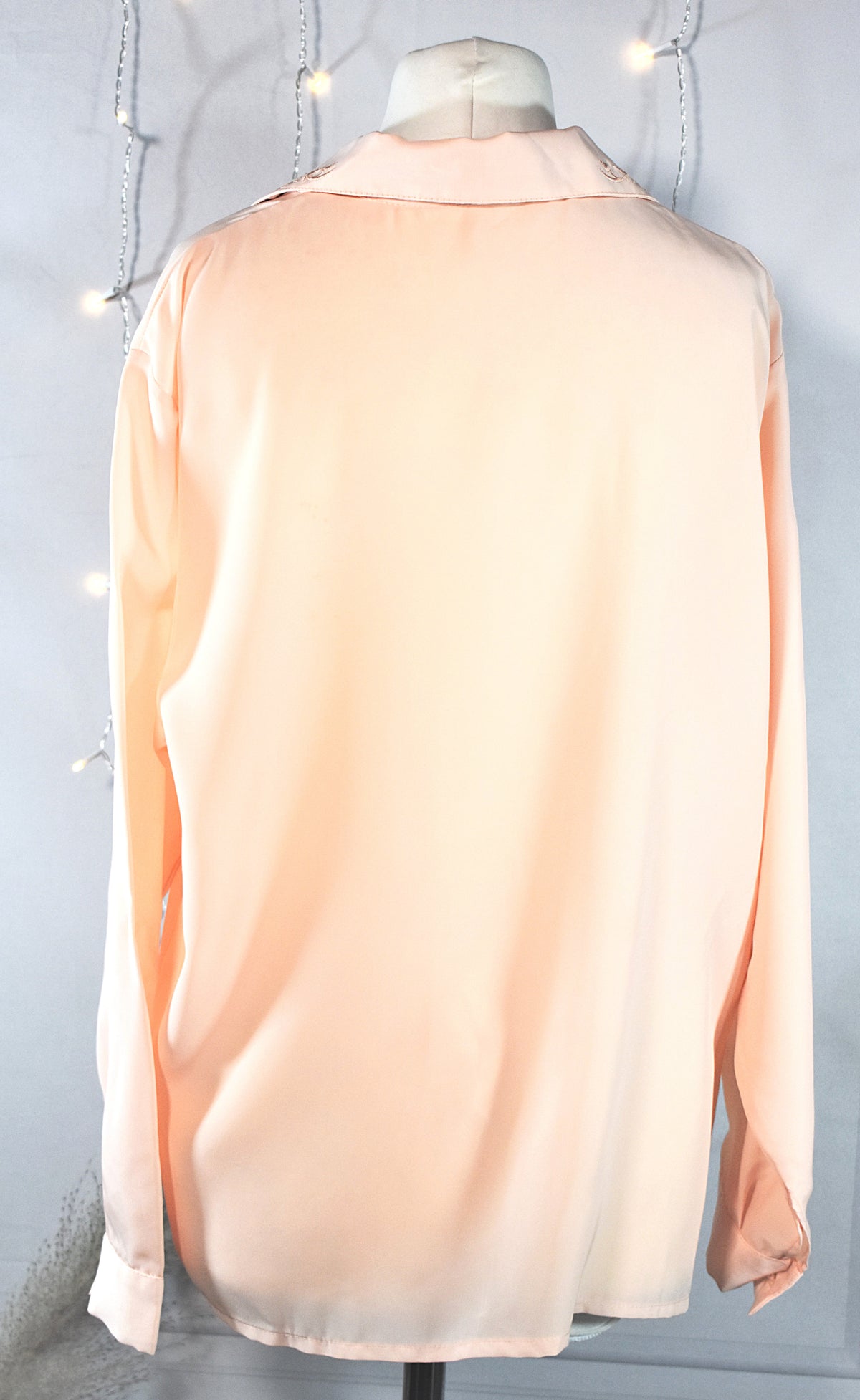 Chemise rose pastel au col brodé