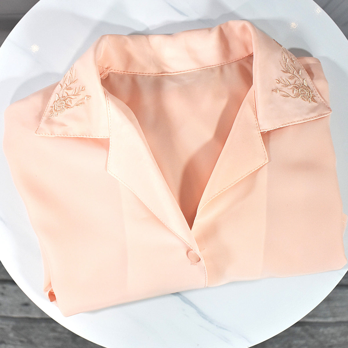 Chemise rose pastel au col brodé