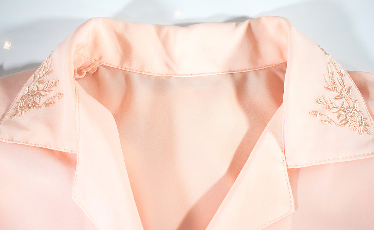 Chemise rose pastel au col brodé