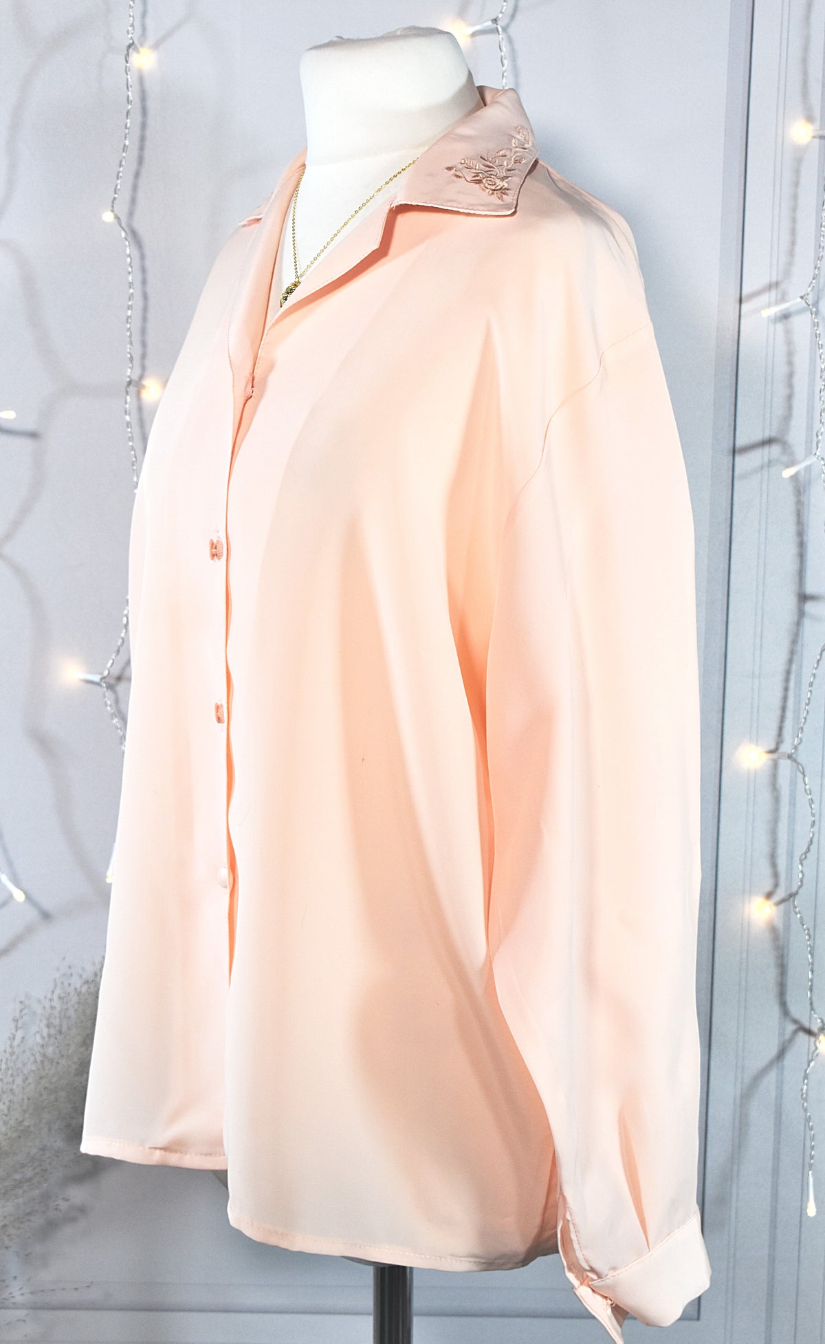 Chemise rose pastel au col brodé